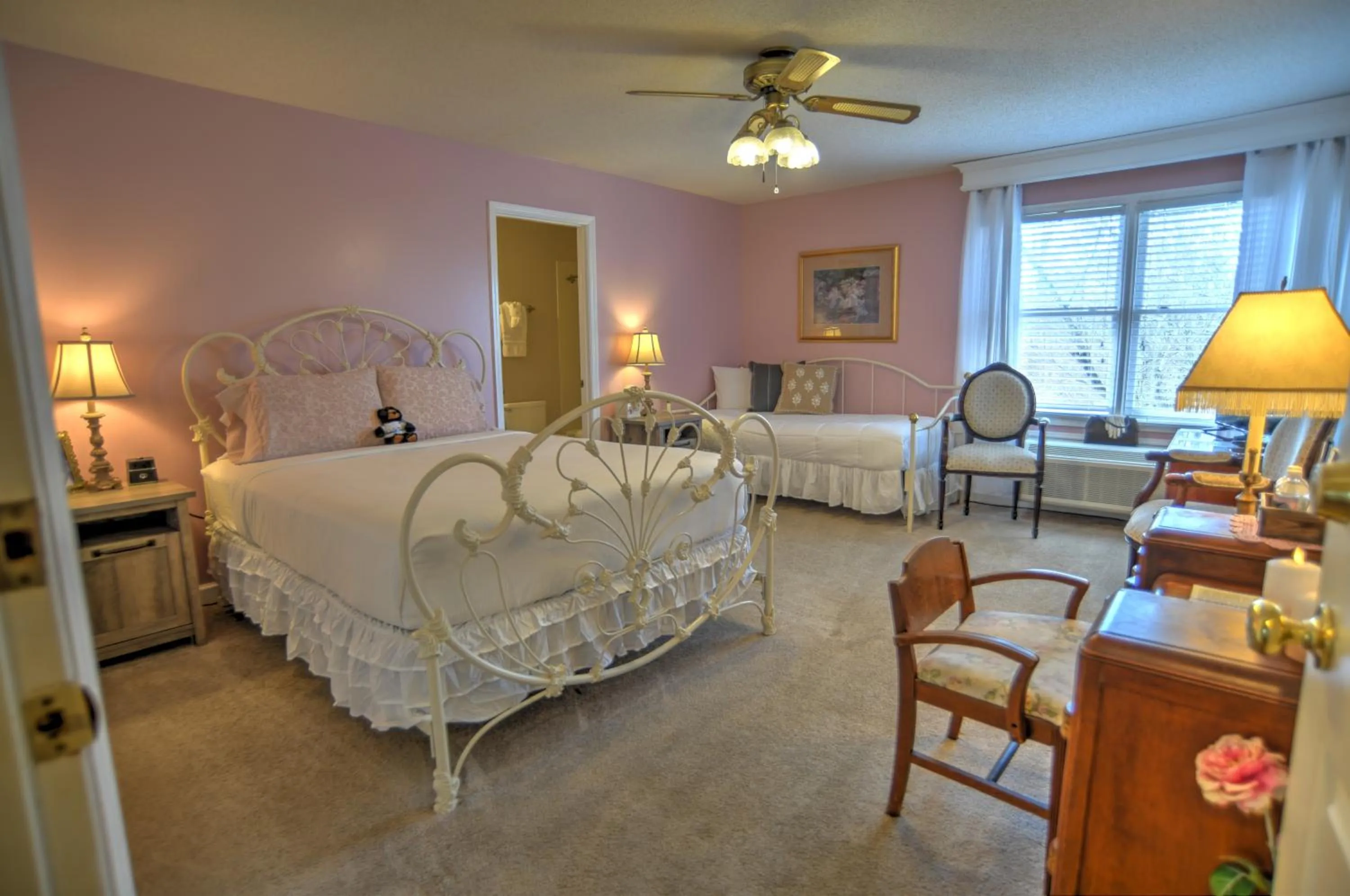 Bedroom, Bed in Blue Mountain Mist Country Inn