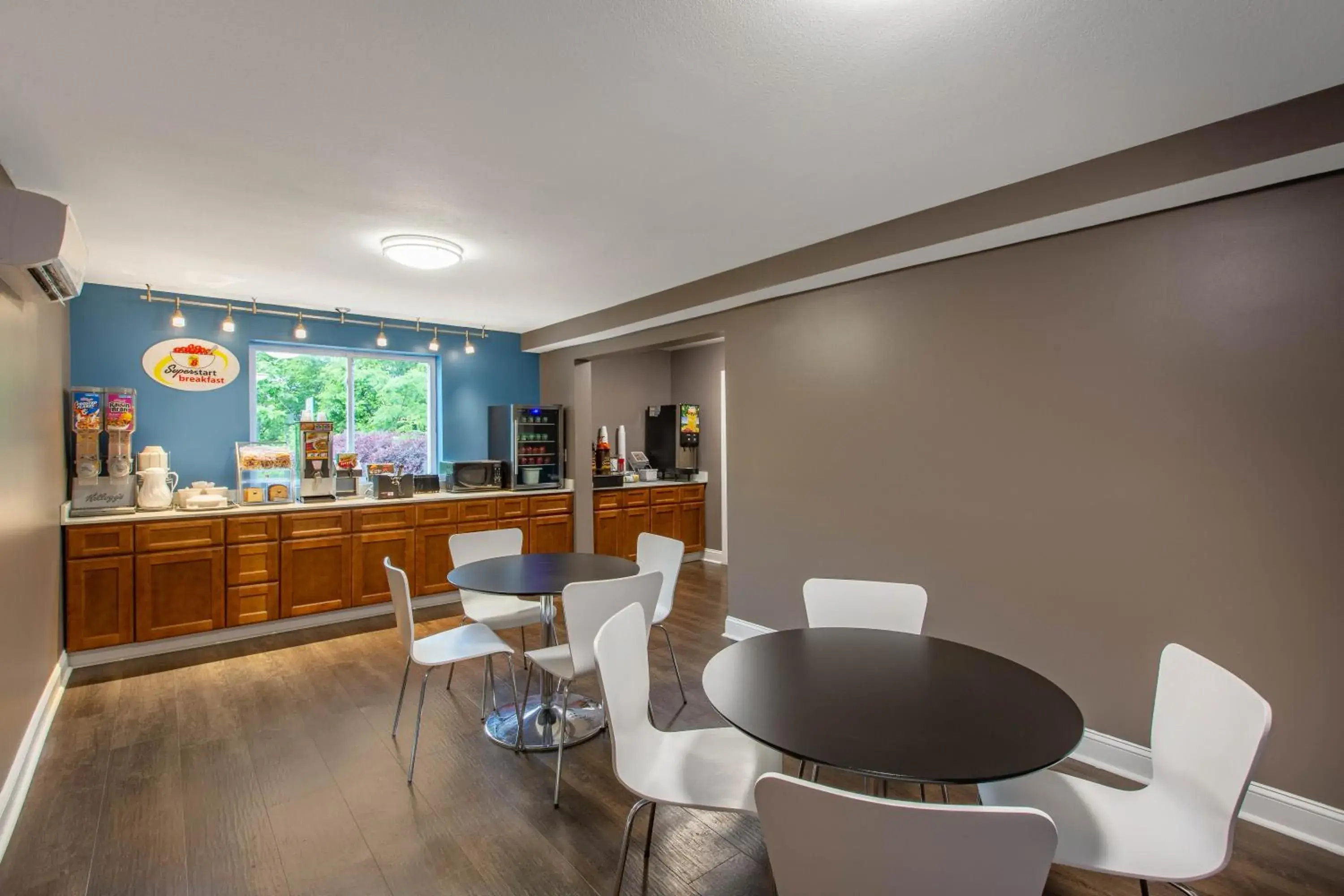 Dining area in Super 8 by Wyndham Chattanooga Lookout Mountain TN Dining area in Super 8 by Wyndham Chattanooga Lookout Mountain TN