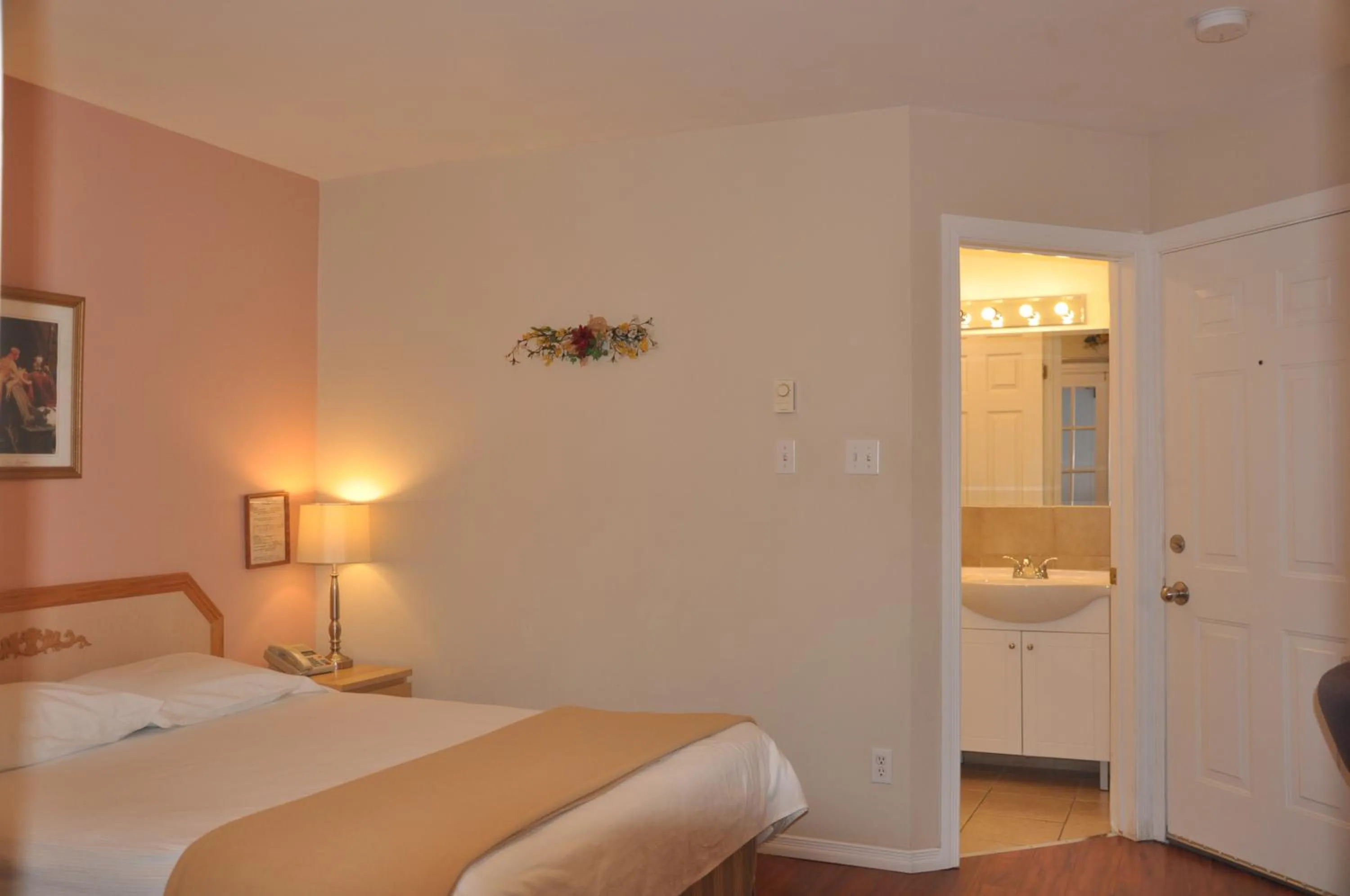 Photo of the whole room, Bed in Motel Bel-Eau