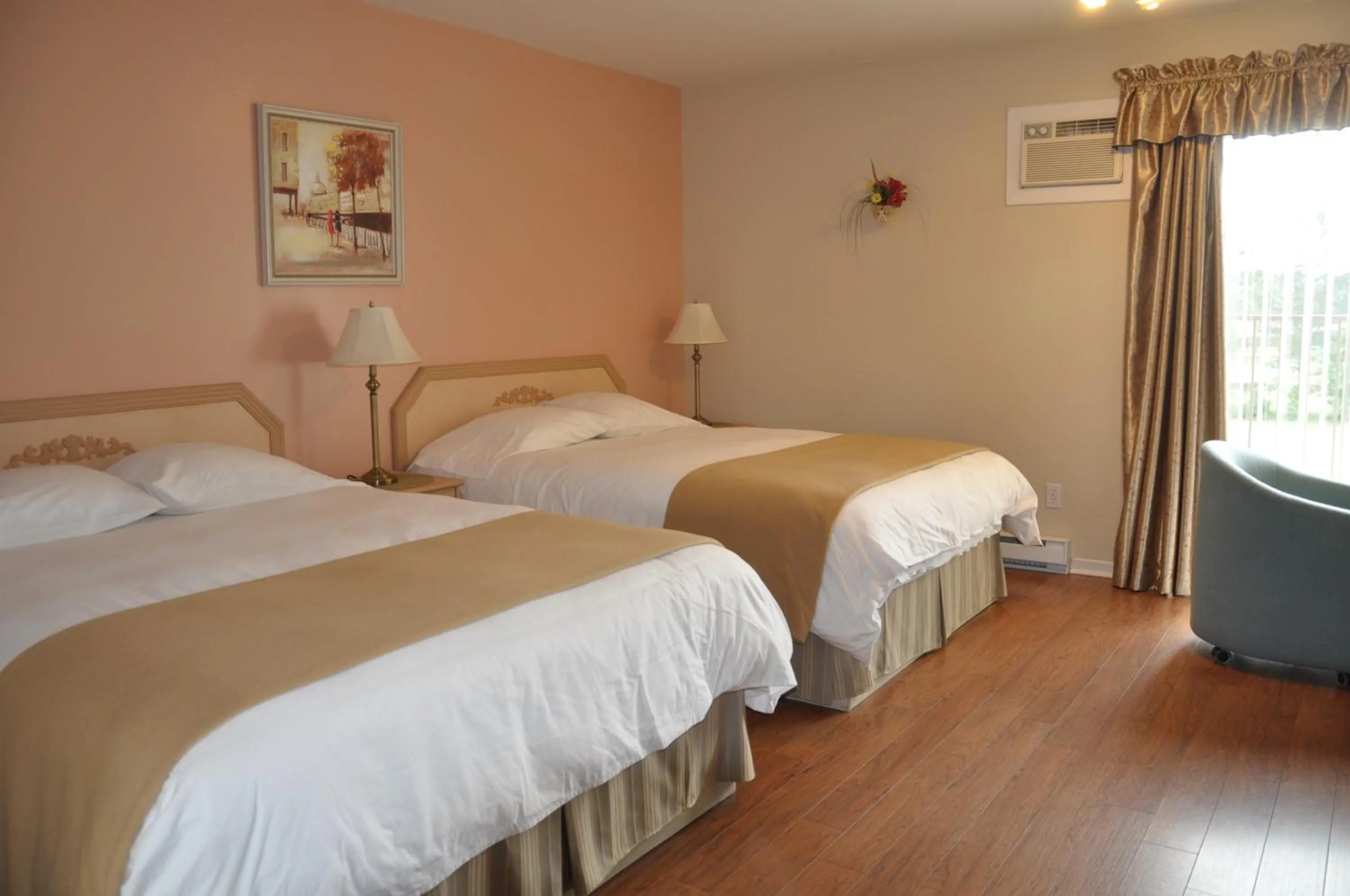 Photo of the whole room, Bed in Motel Bel-Eau