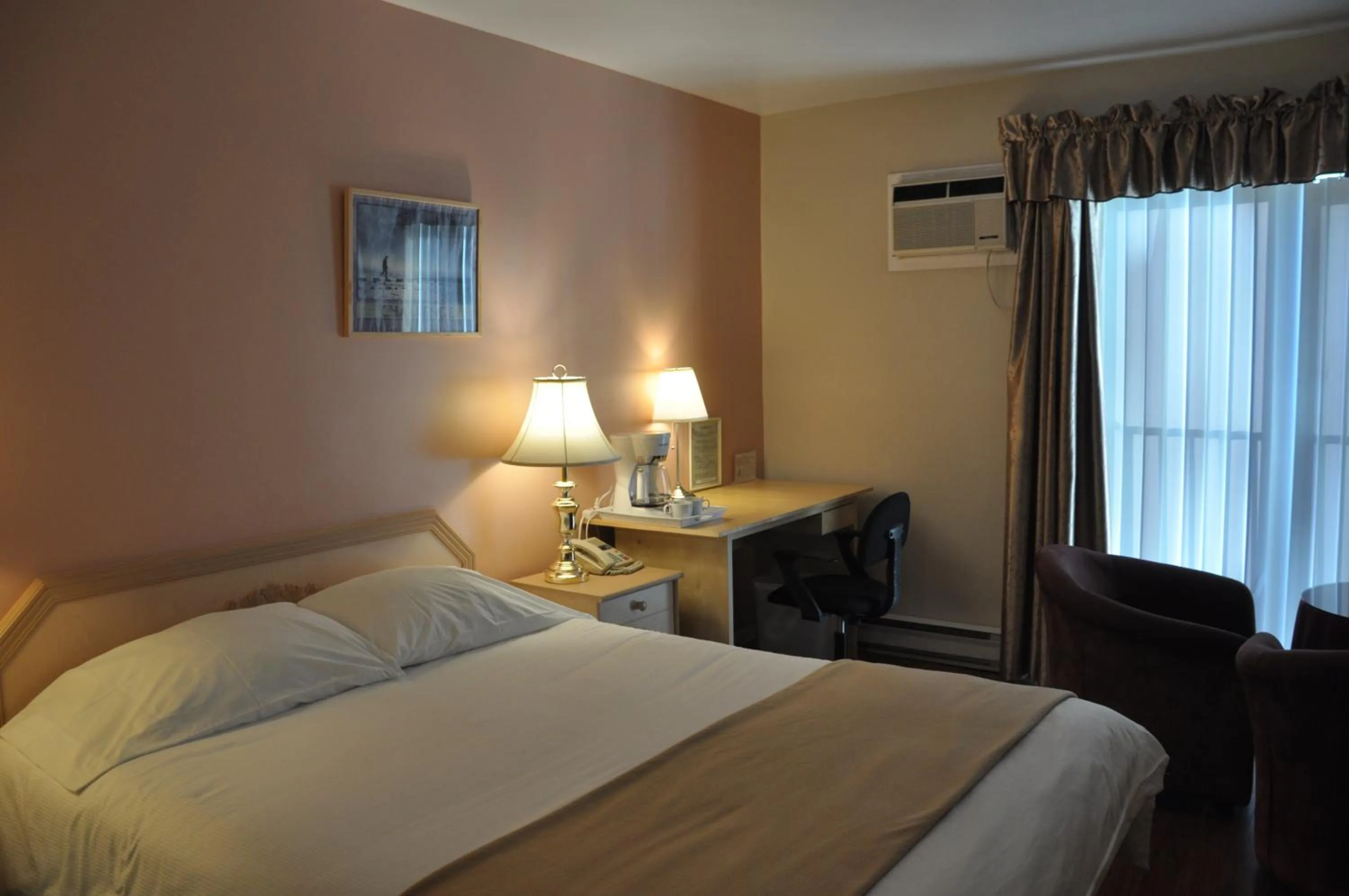 Photo of the whole room, Bed in Motel Bel-Eau