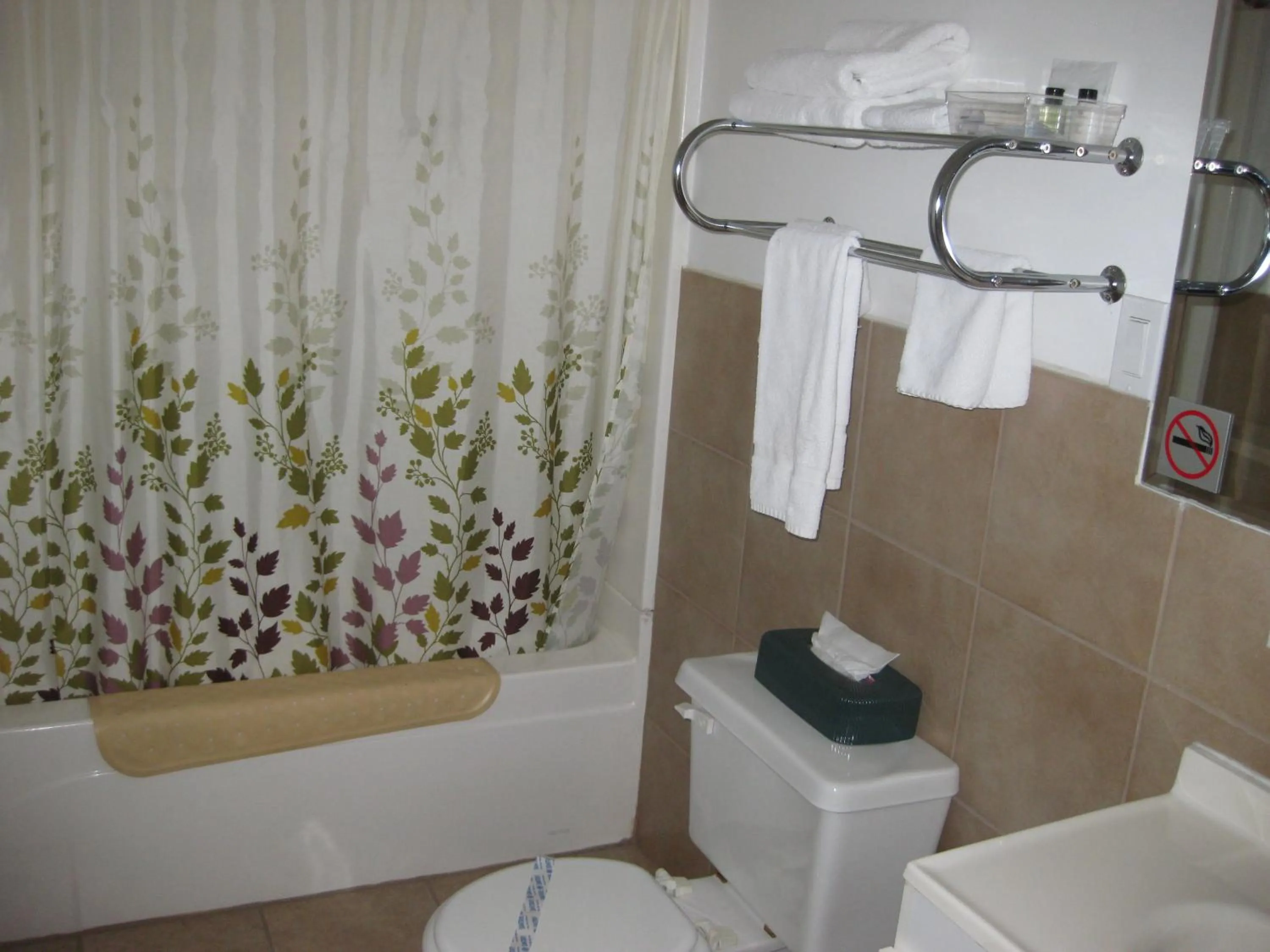 Toilet in Motel Bel-Eau