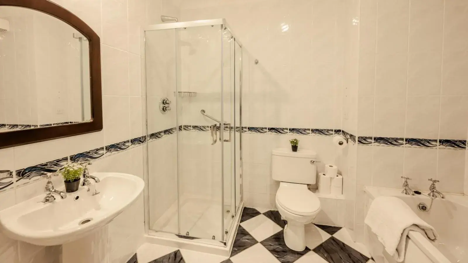 Standard Double Room in Twin Trees Hotel & Brusna Falls Leisure Standard Double Room in Twin Trees Hotel & Brusna Falls Leisure