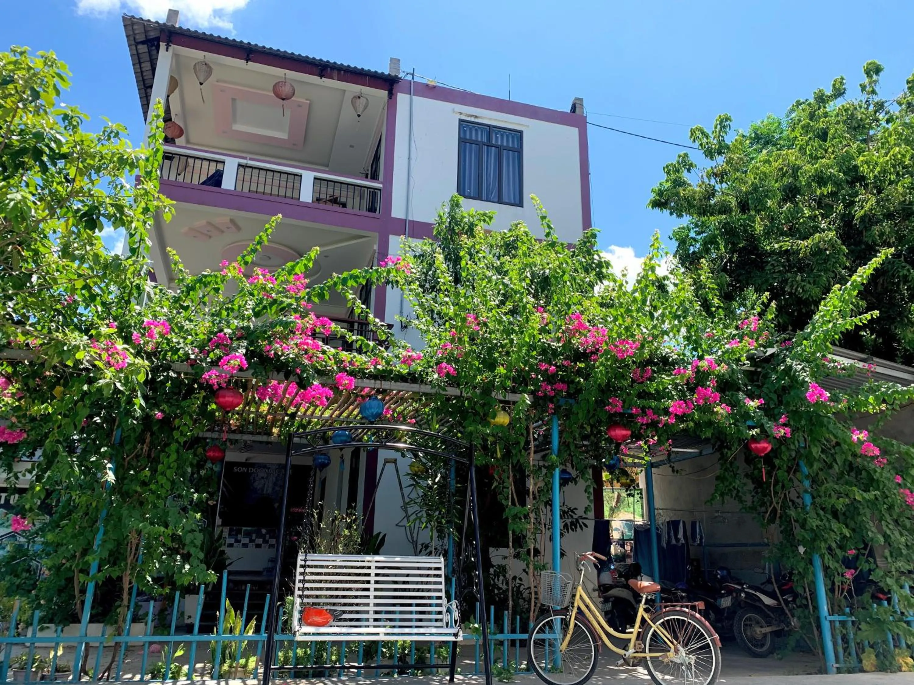 Facade/entrance in Funny Monkeys Homestay