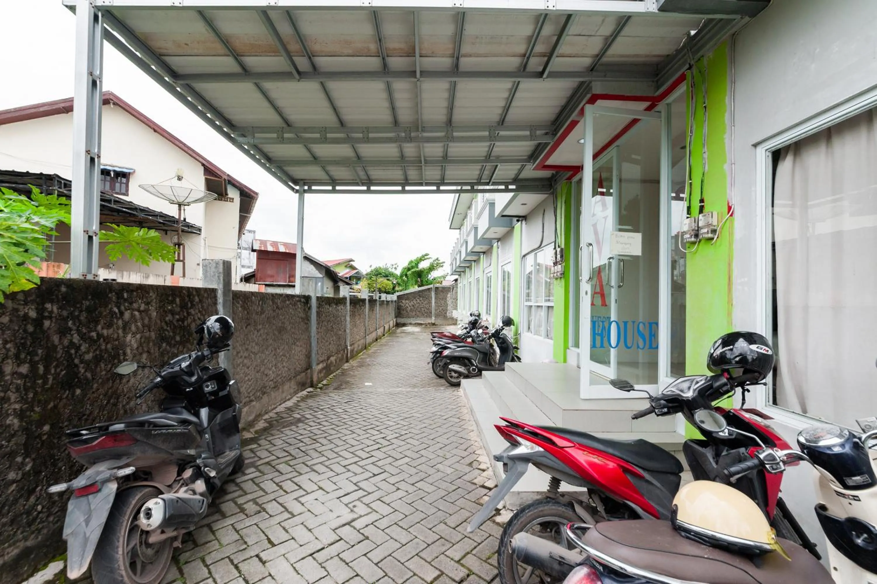 Parking in Urbanview Hotel AVA Banjarmasin by RedDoorz