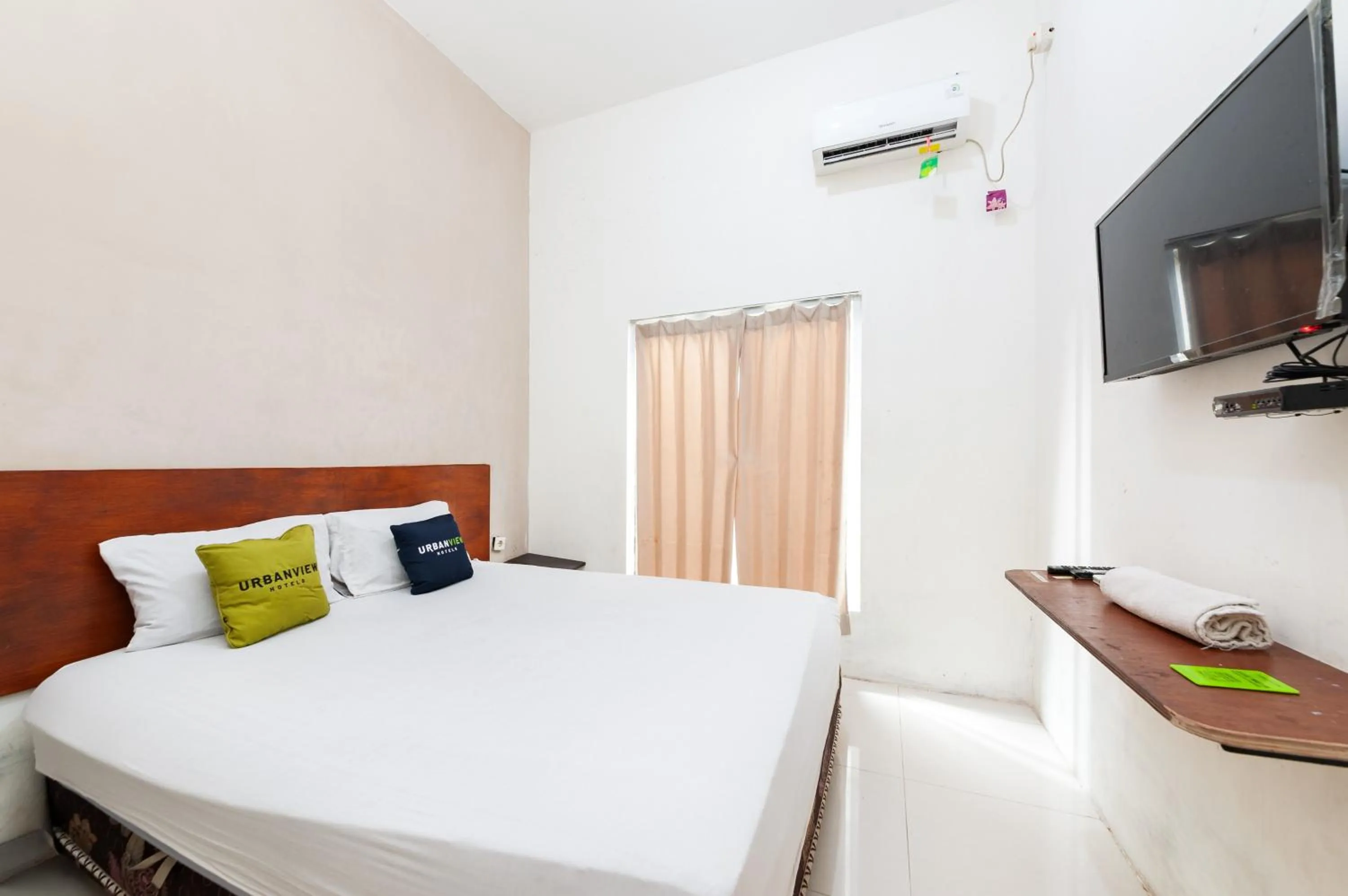 Bedroom, Bed in Urbanview Hotel AVA Banjarmasin by RedDoorz