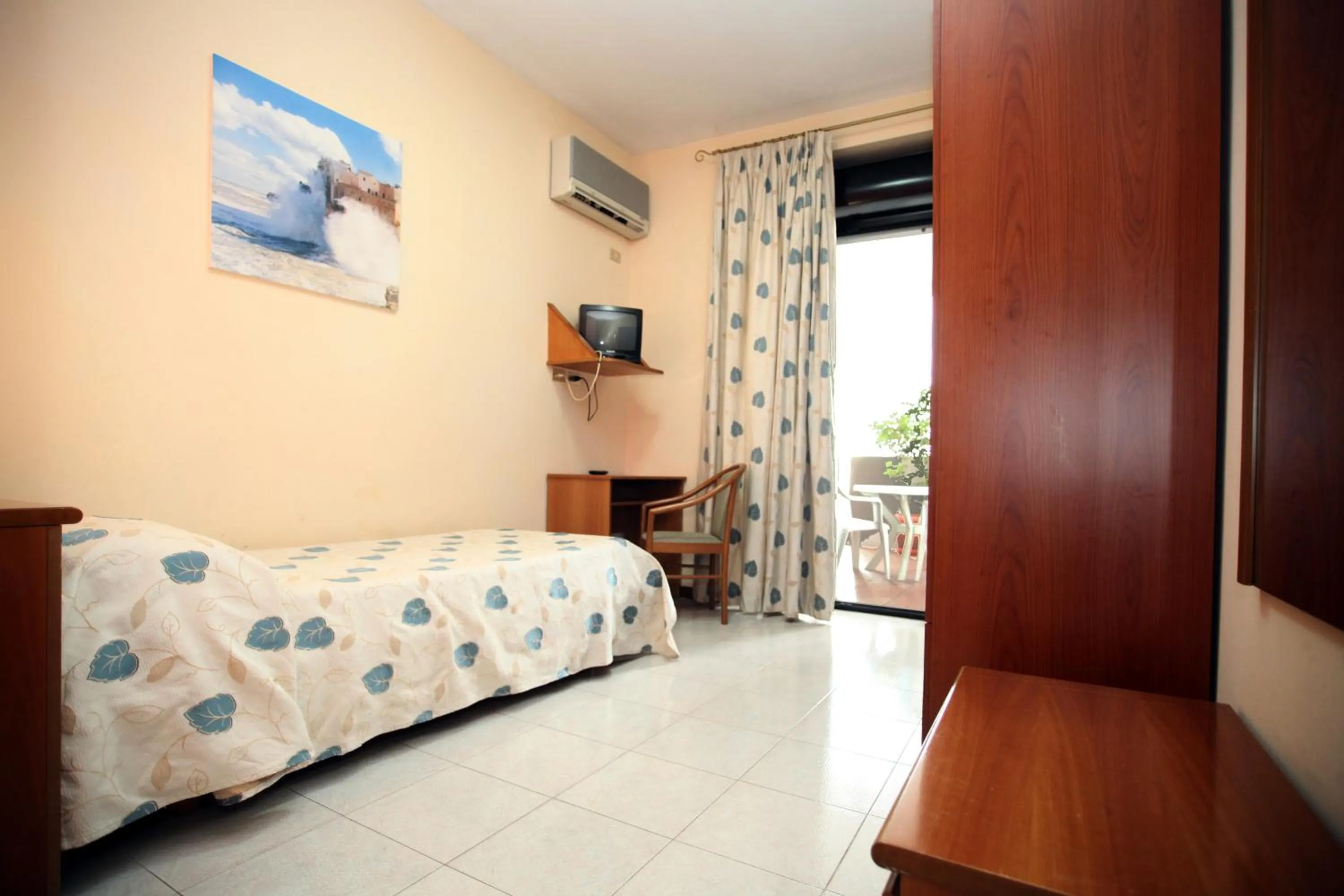 Photo of the whole room, Bed in Hotel Cristal