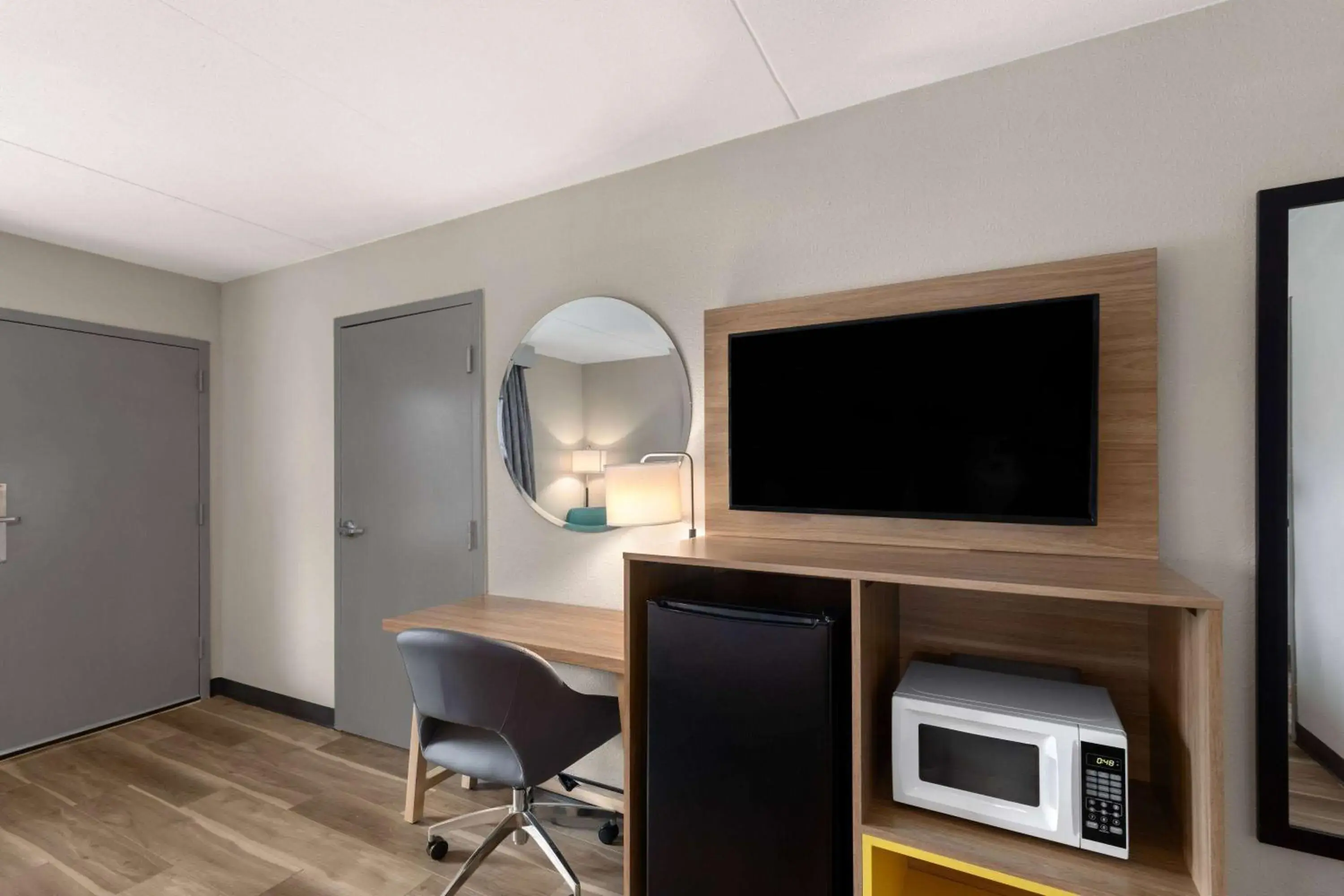 Photo of the whole room in Days Inn by Wyndham Chattanooga Lookout Mountain West Photo of the whole room in Days Inn by Wyndham Chattanooga Lookout Mountain West