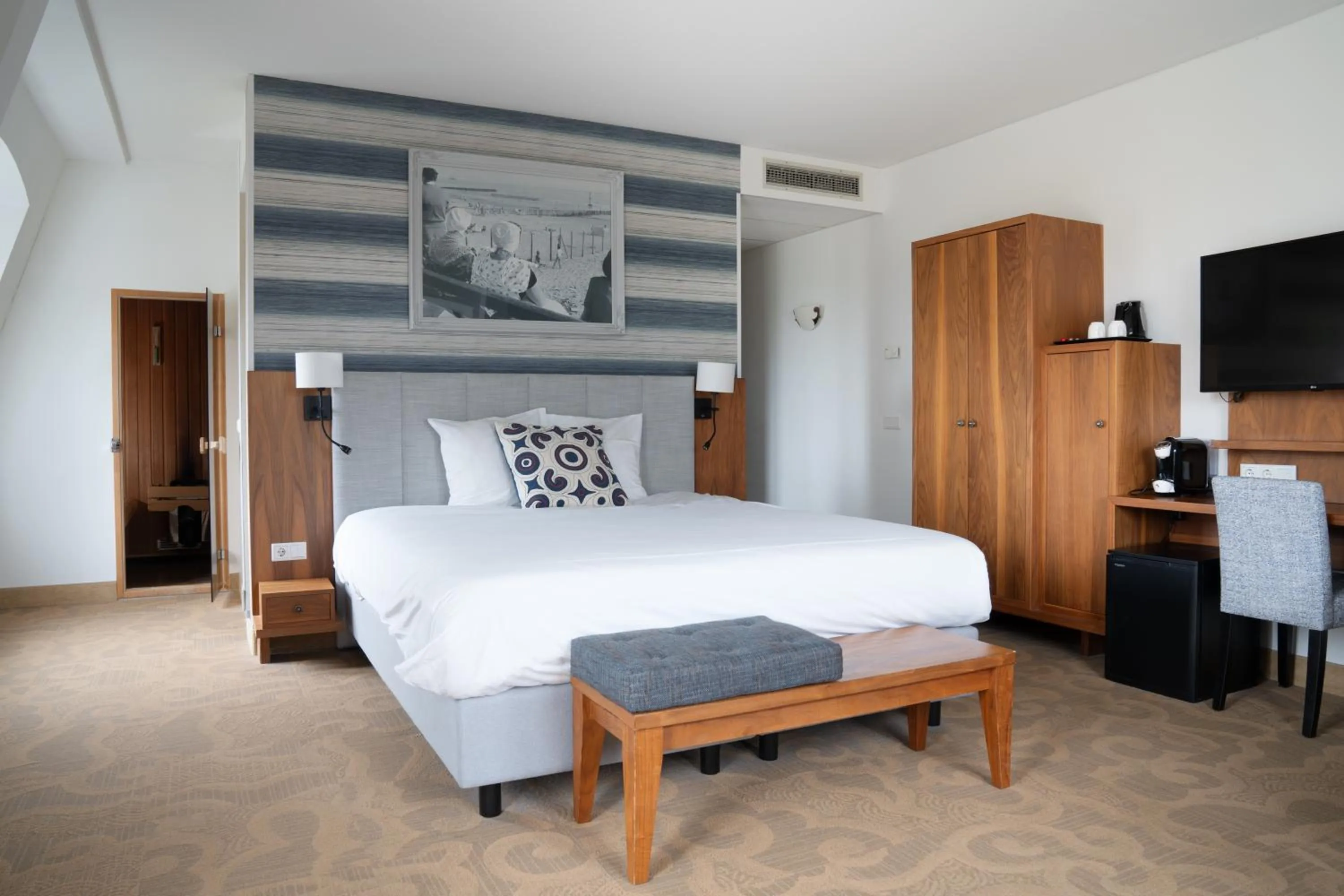 Bed in Grand Hotel Ter Duin - Duinhotel Burgh-Haamstede