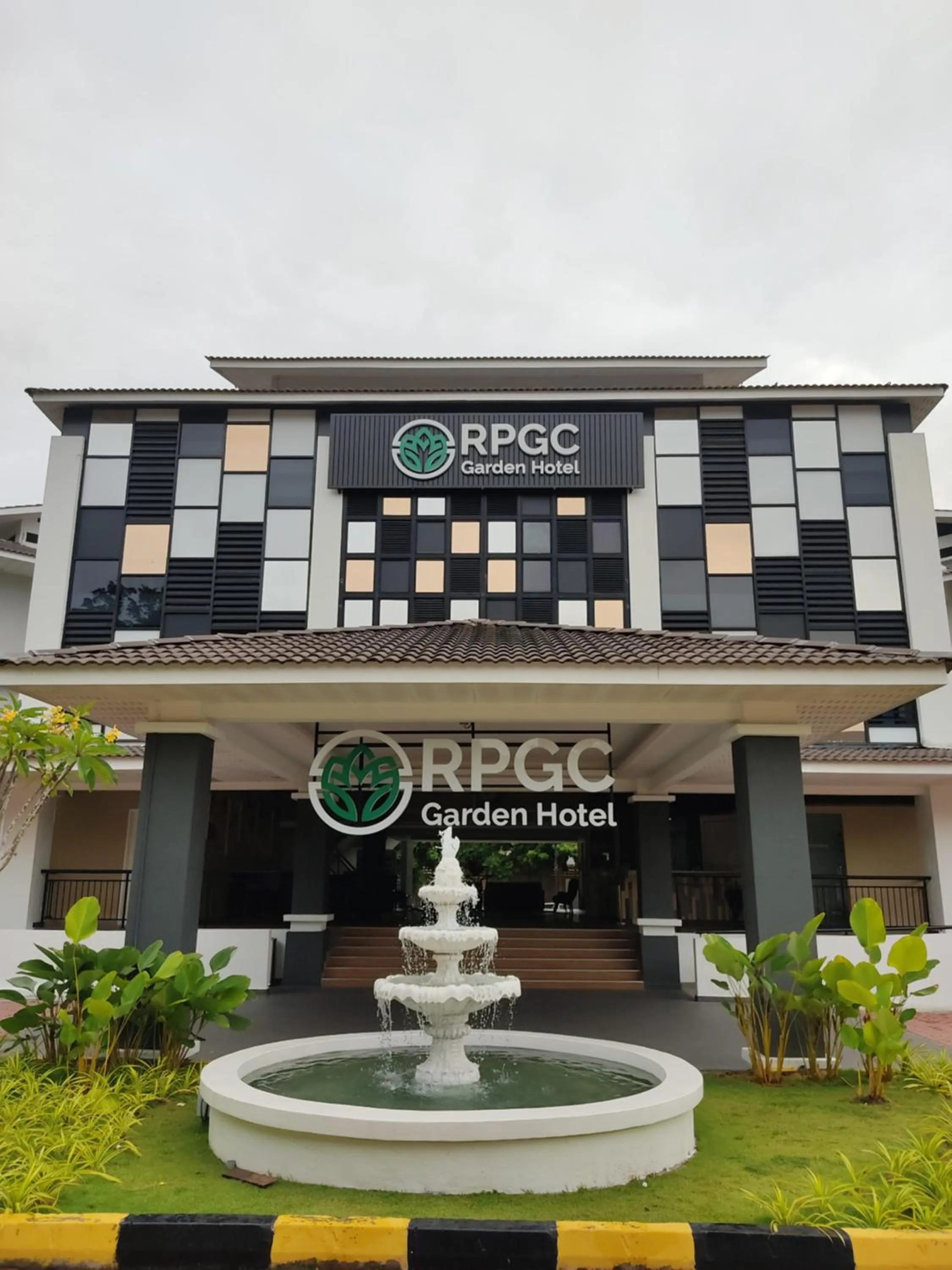 Facade/entrance in RPGC Garden Hotel