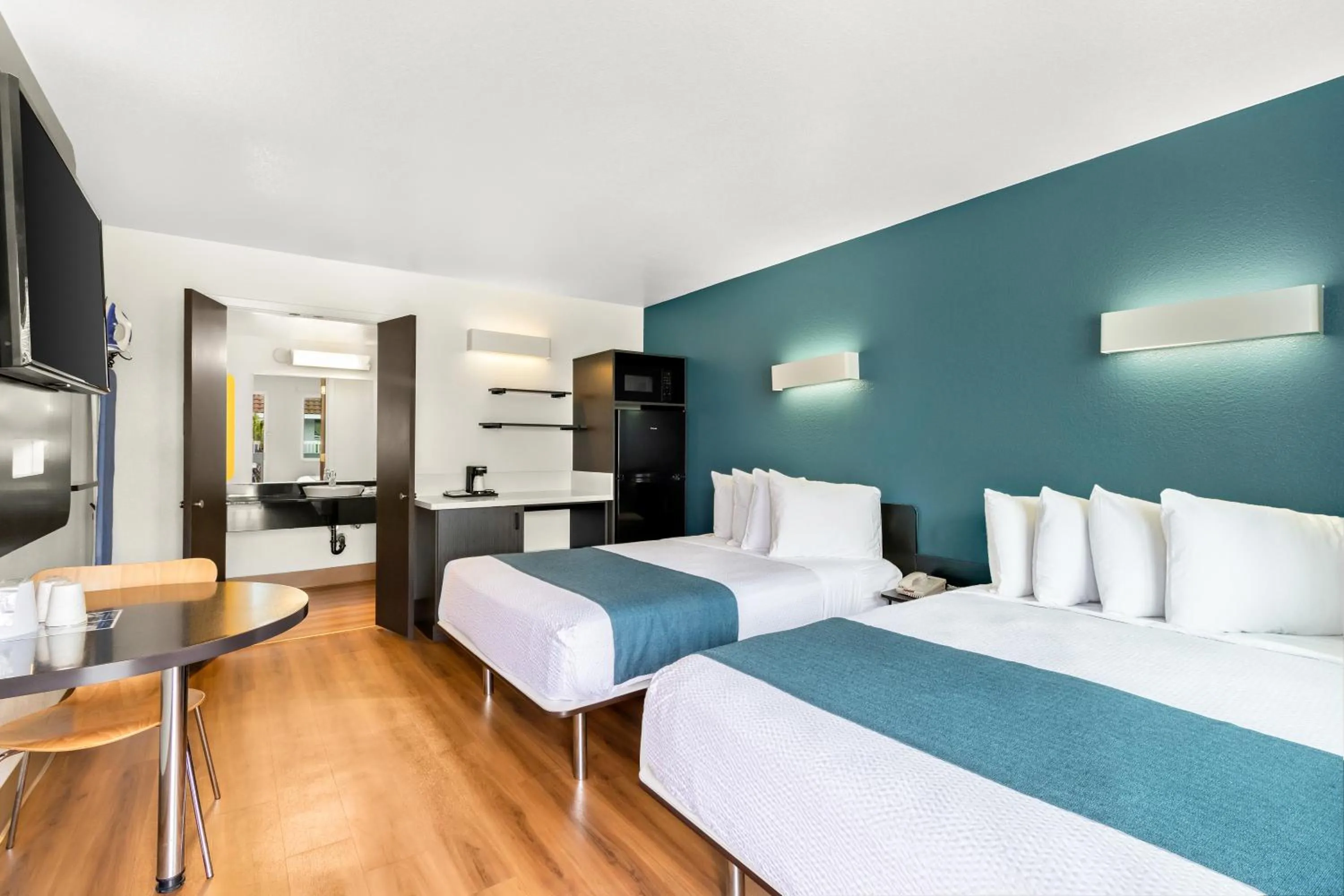 Bed in Studio 6 Suites Chattanooga TN Lookout Mtn.