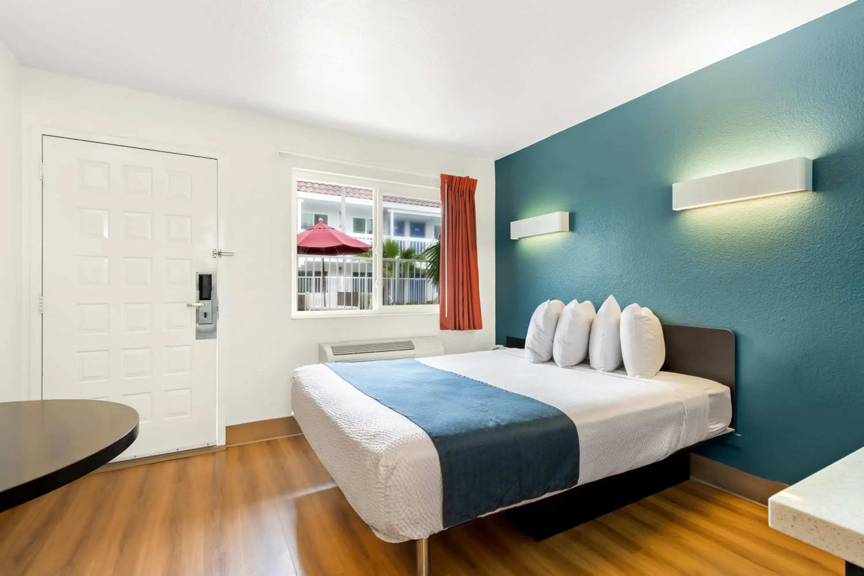 Bed in Studio 6 Suites Chattanooga TN Lookout Mtn. Bed in Studio 6 Suites Chattanooga TN Lookout Mtn.