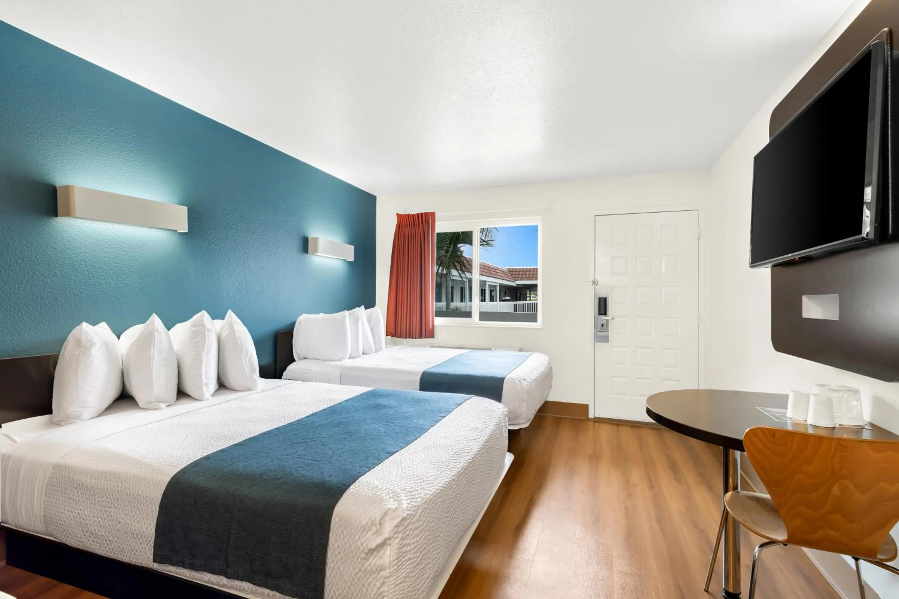 Bed in Studio 6 Suites Chattanooga TN Lookout Mtn.