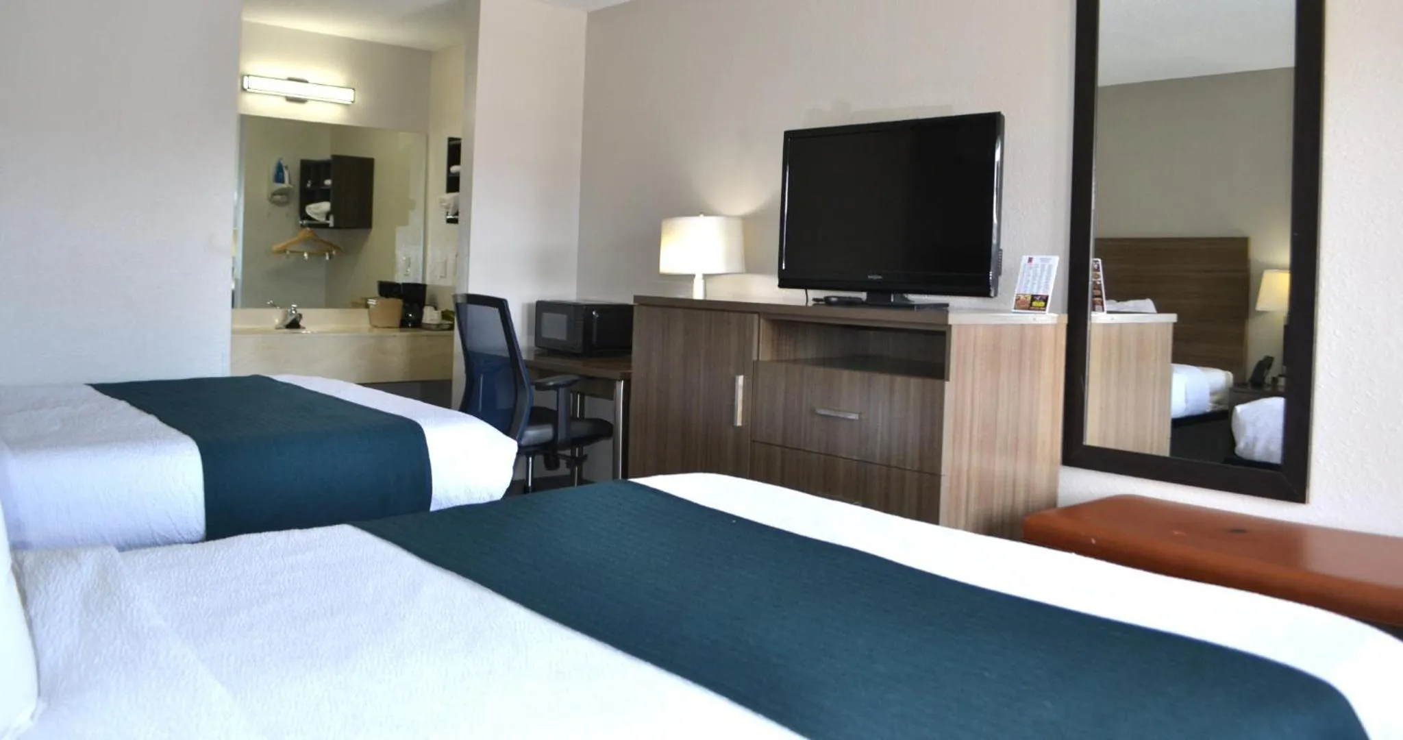 Bedroom, Bed in Studio 6 Suites Chattanooga TN Lookout Mtn.