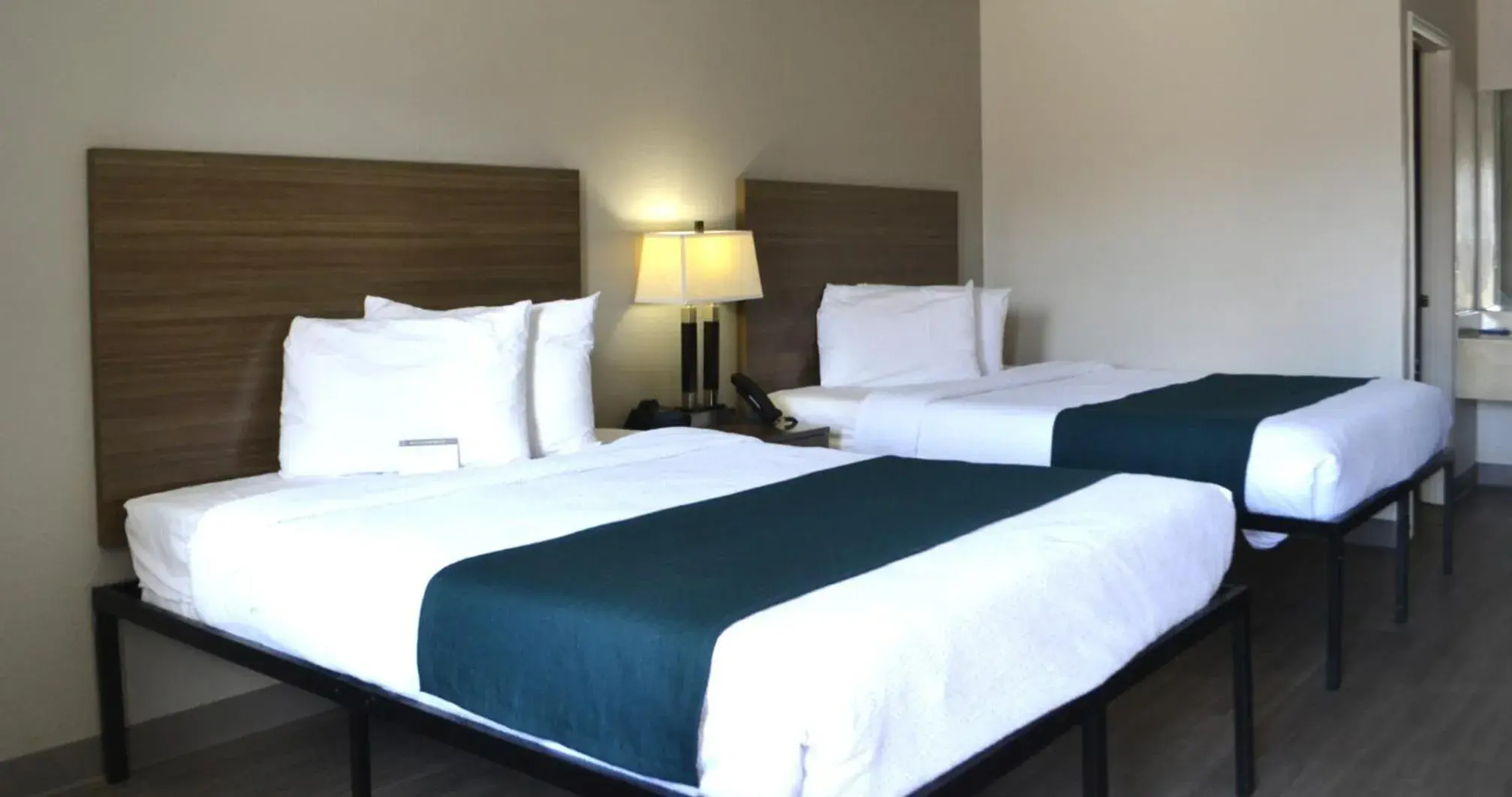 Bedroom, Bed in Studio 6 Suites Chattanooga TN Lookout Mtn. Bedroom, Bed in Studio 6 Suites Chattanooga TN Lookout Mtn.