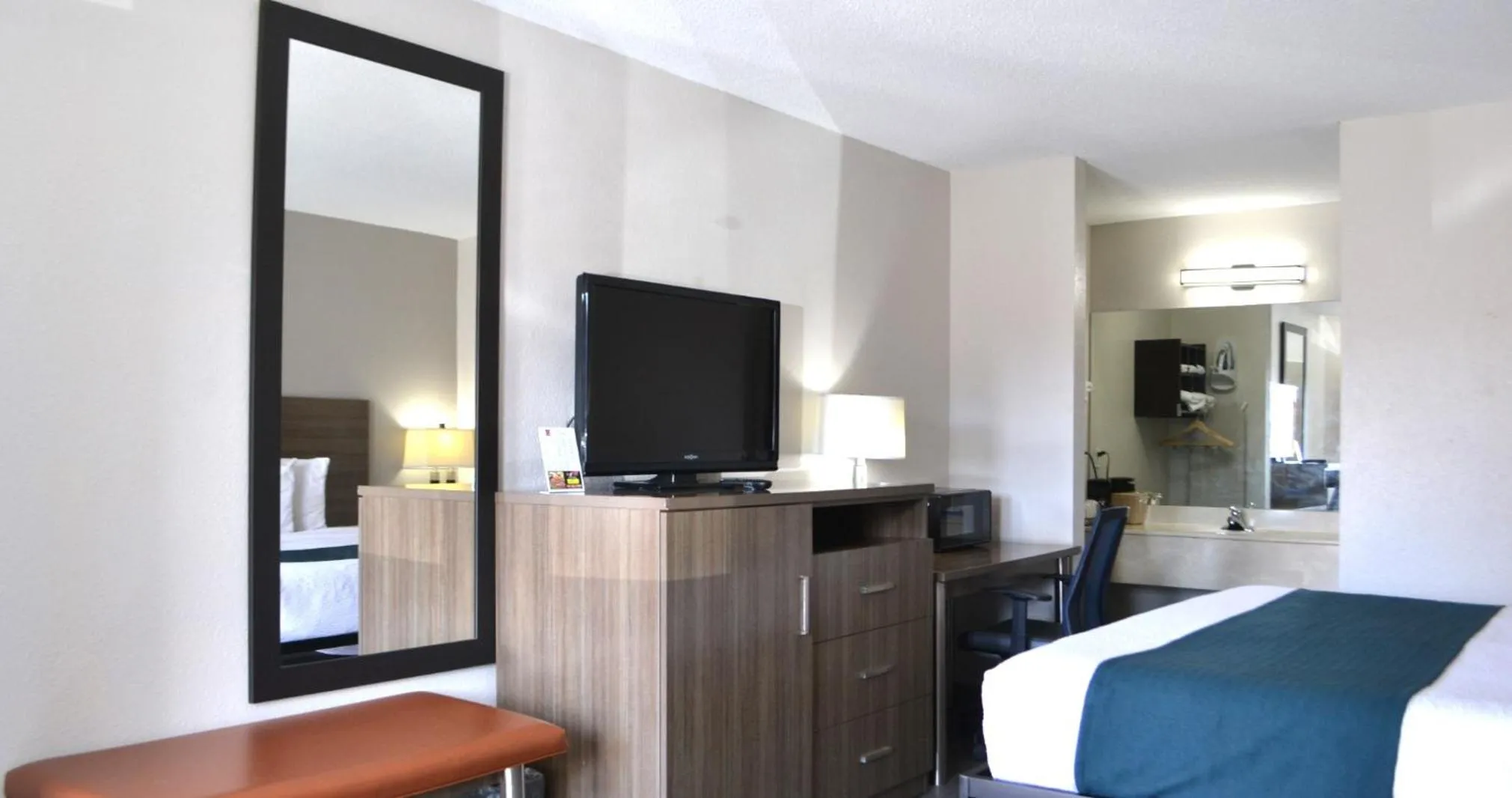 Bedroom, Bed in Studio 6 Suites Chattanooga TN Lookout Mtn.