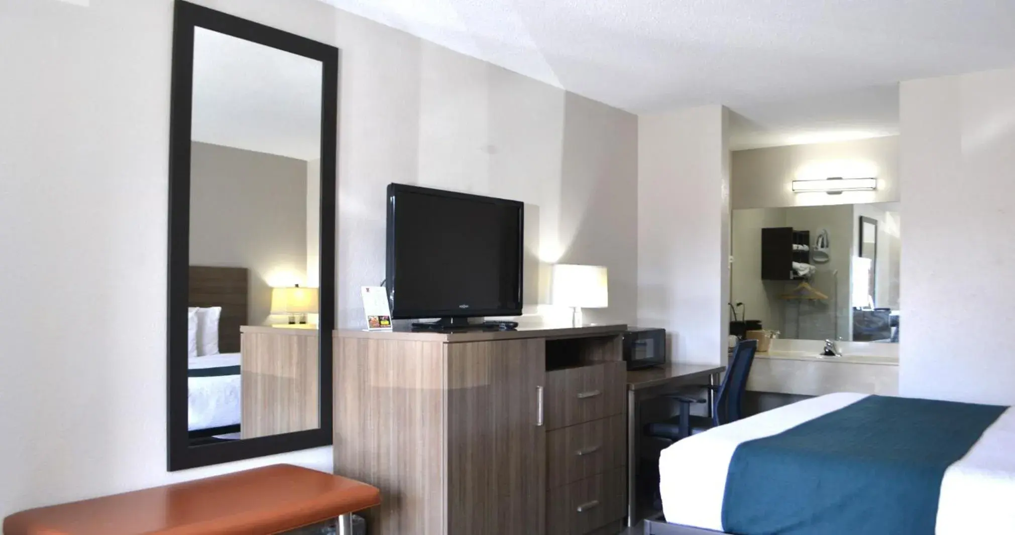 Bedroom, Bed in Studio 6 Suites Chattanooga TN Lookout Mtn. Bedroom, Bed in Studio 6 Suites Chattanooga TN Lookout Mtn.