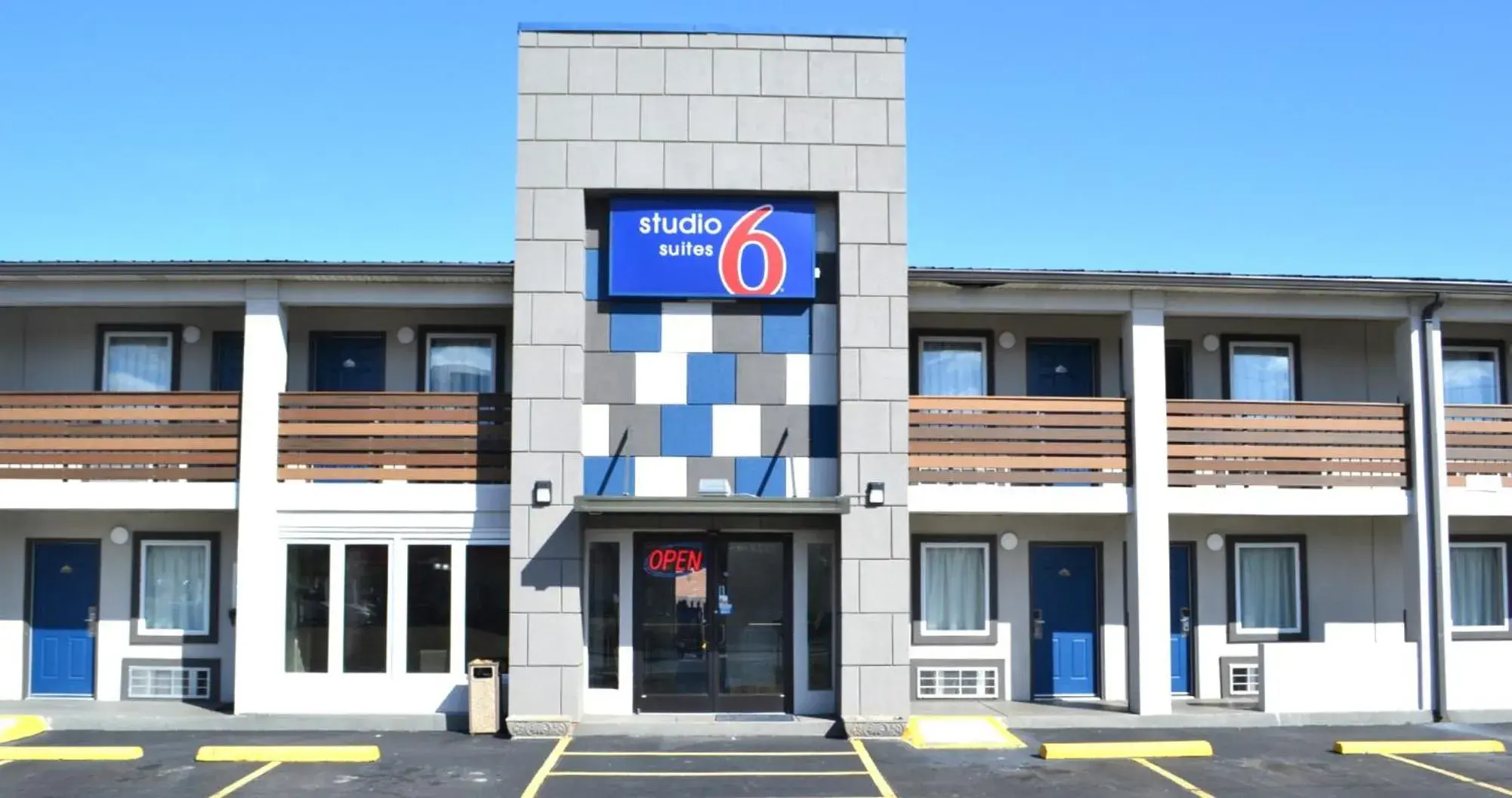 Property building in Studio 6 Suites Chattanooga TN Lookout Mtn. Property building in Studio 6 Suites Chattanooga TN Lookout Mtn.