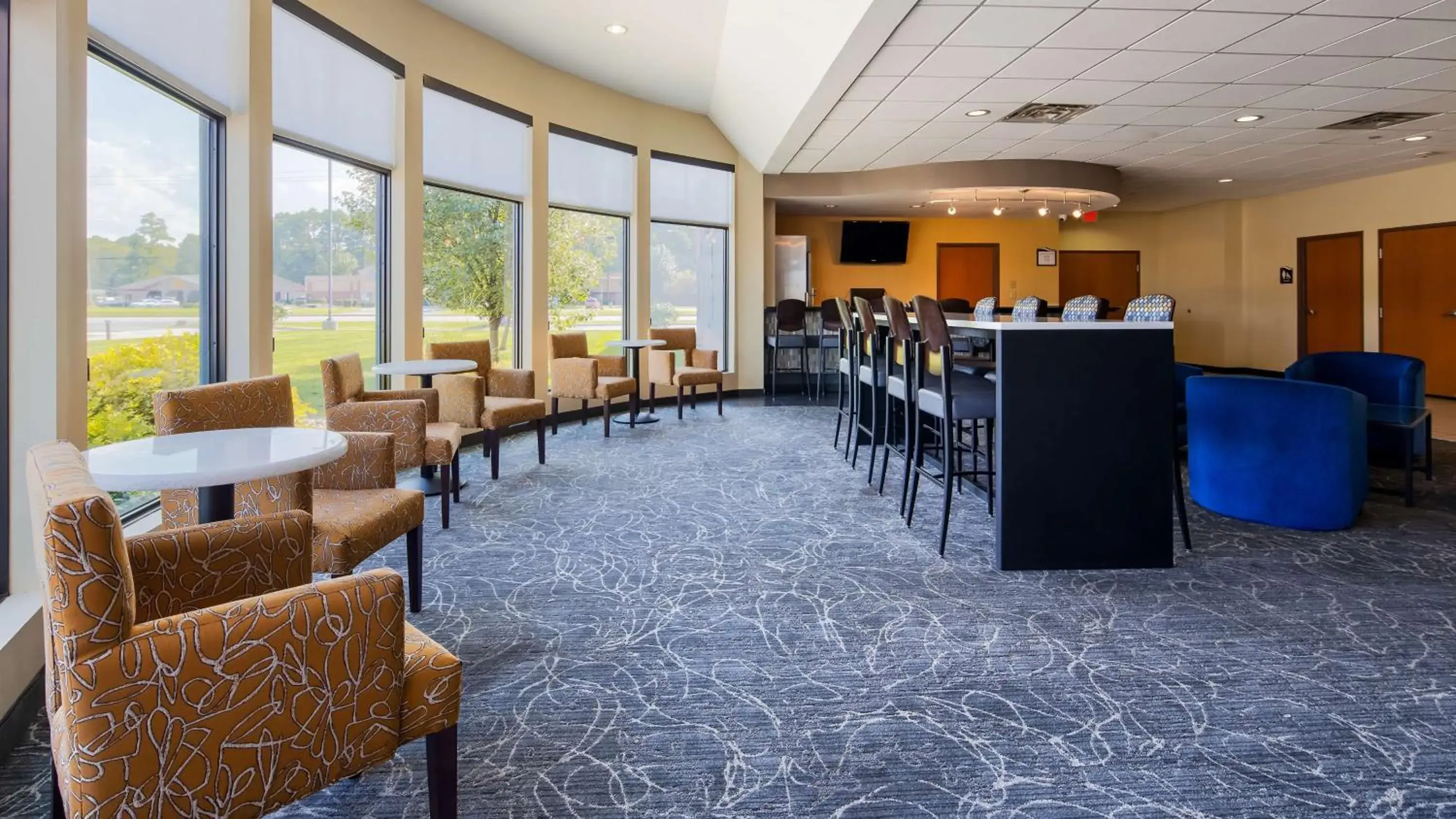 Lounge or bar in Best Western Plus Portage Hotel and Suites Lounge or bar in Best Western Plus Portage Hotel and Suites