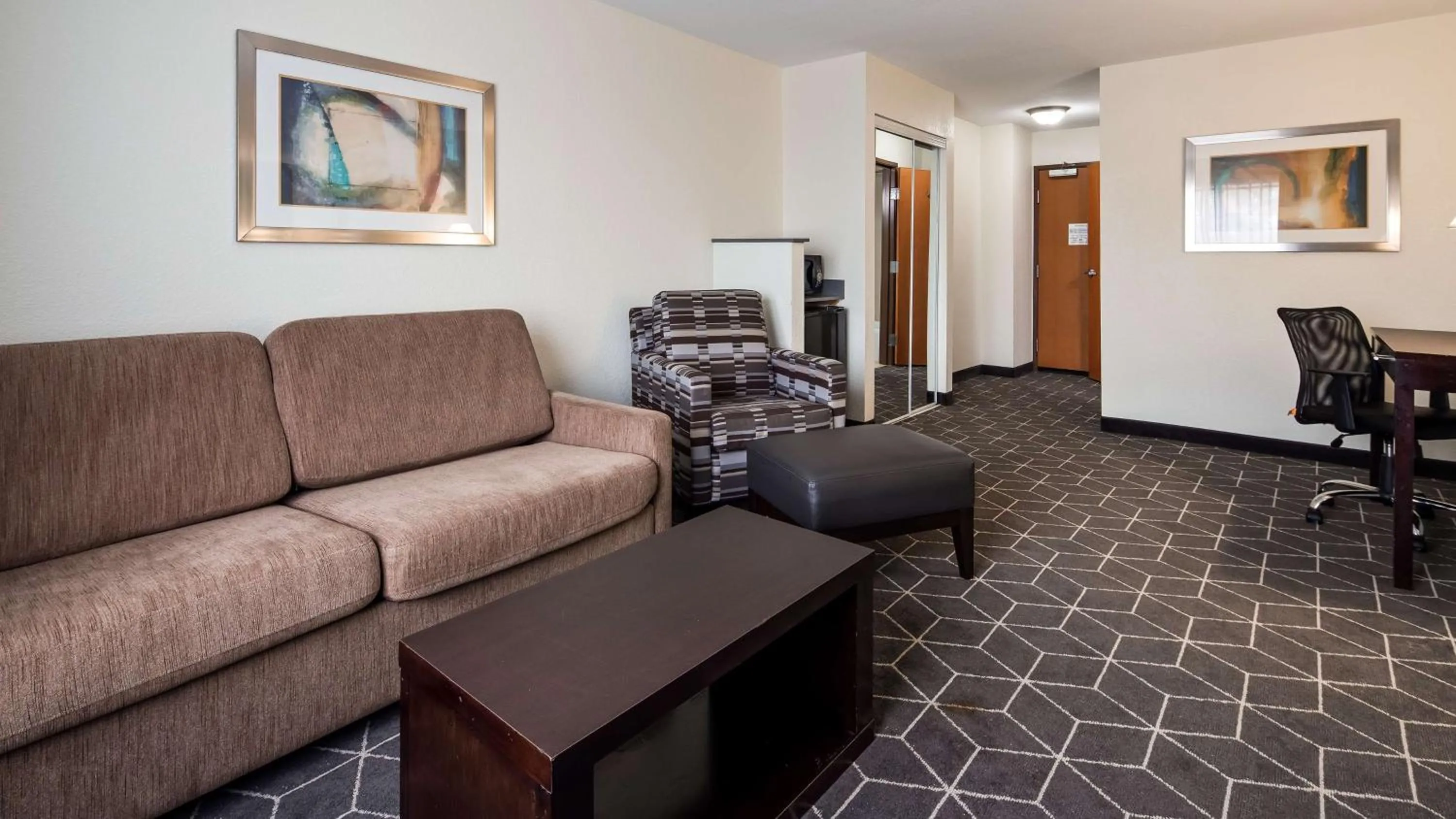 Photo of the whole room, Seating Area in Best Western Plus Portage Hotel and Suites