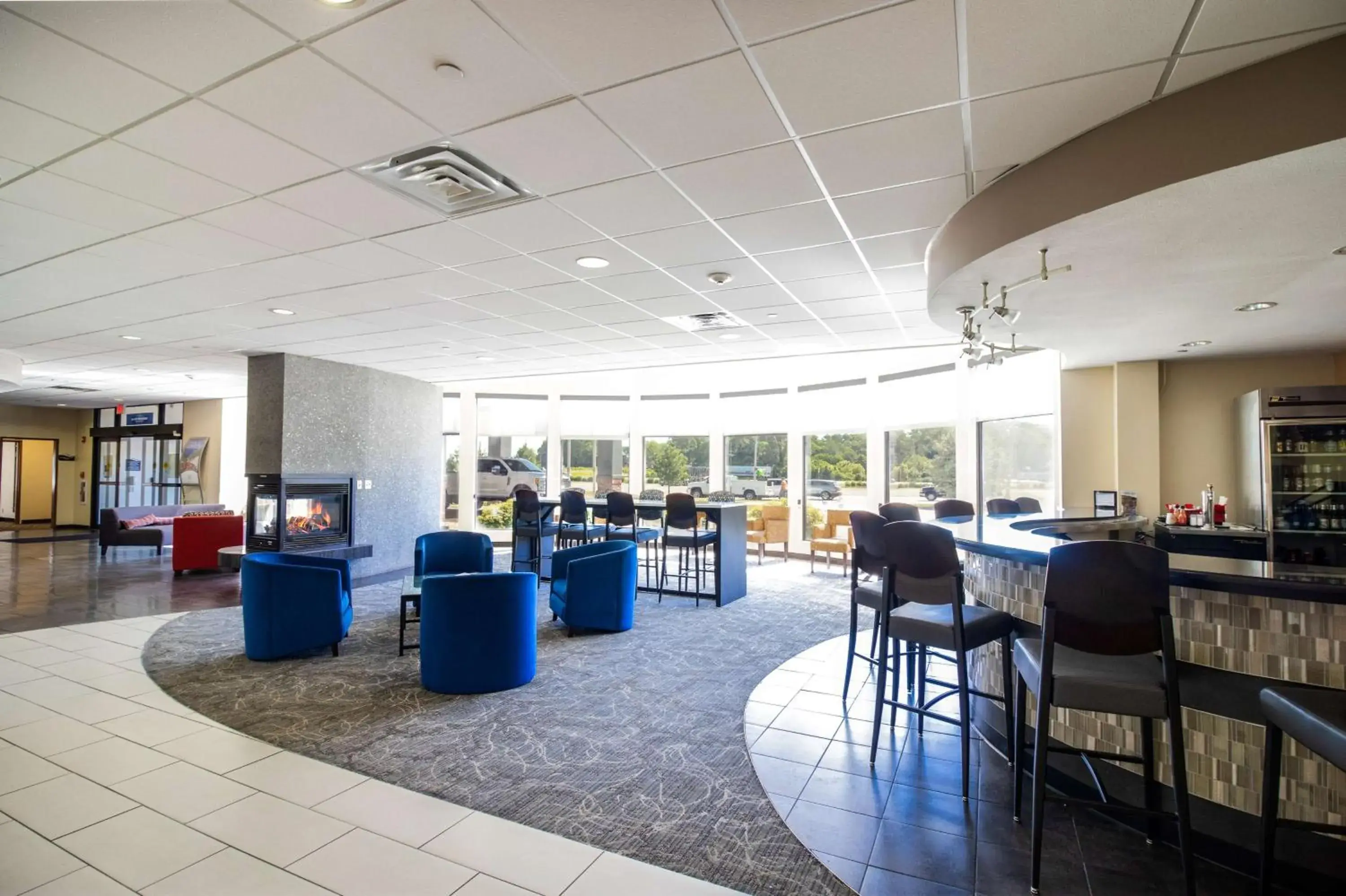 Lounge or bar in Best Western Plus Portage Hotel and Suites Lounge or bar in Best Western Plus Portage Hotel and Suites