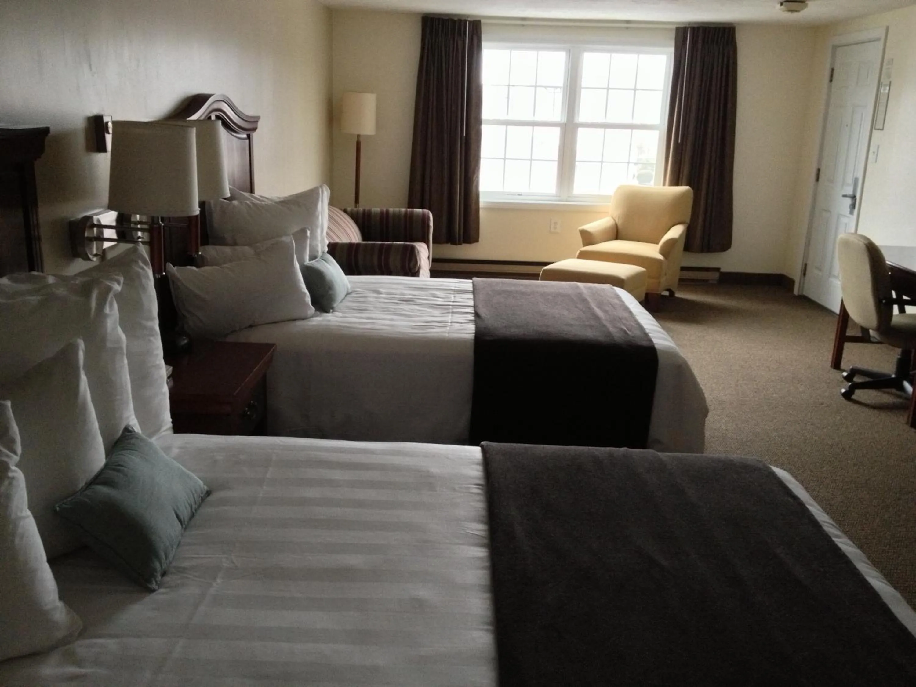 Bed in Holiday Hill Inn & Suites