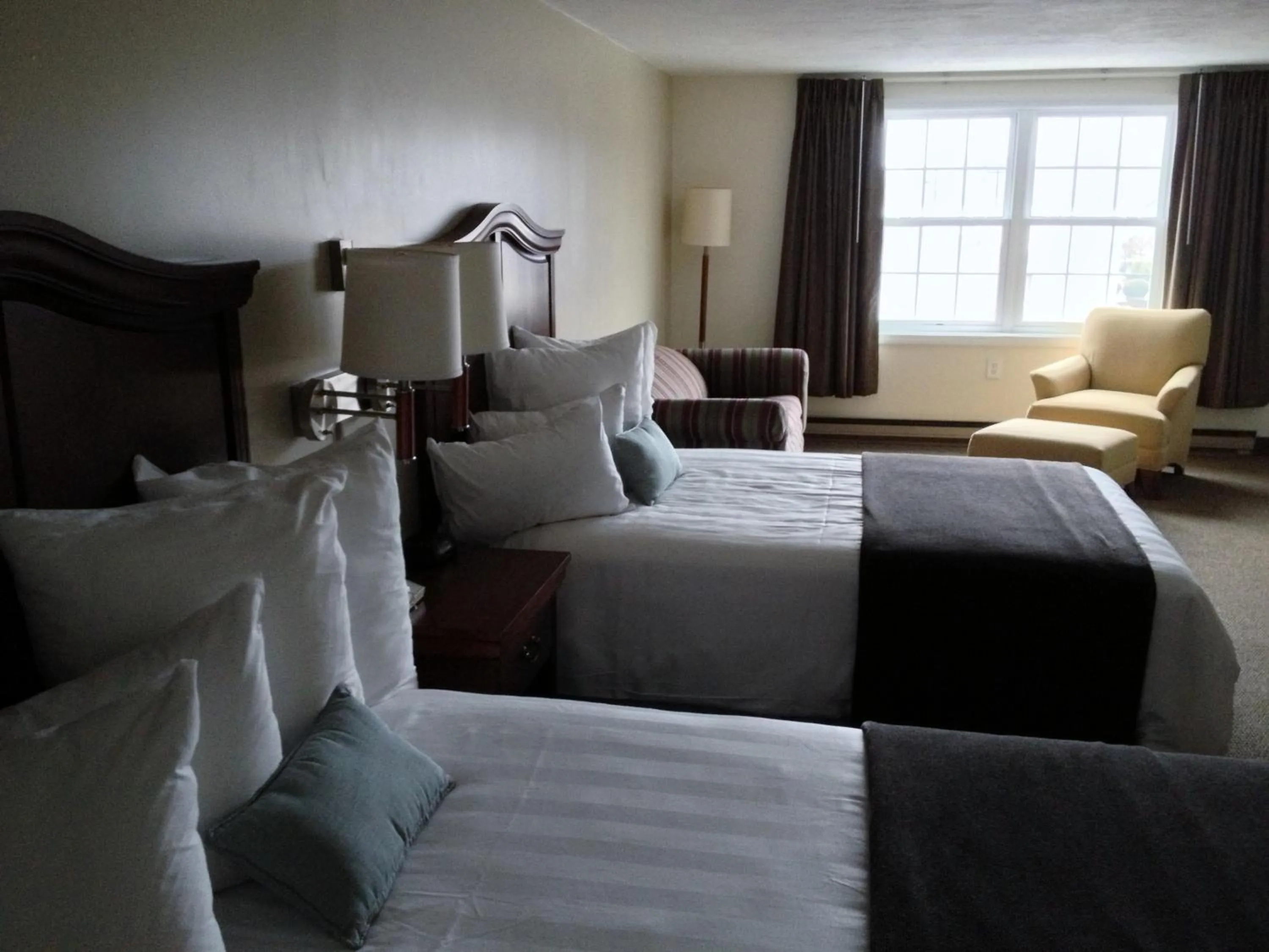 Bed in Holiday Hill Inn & Suites