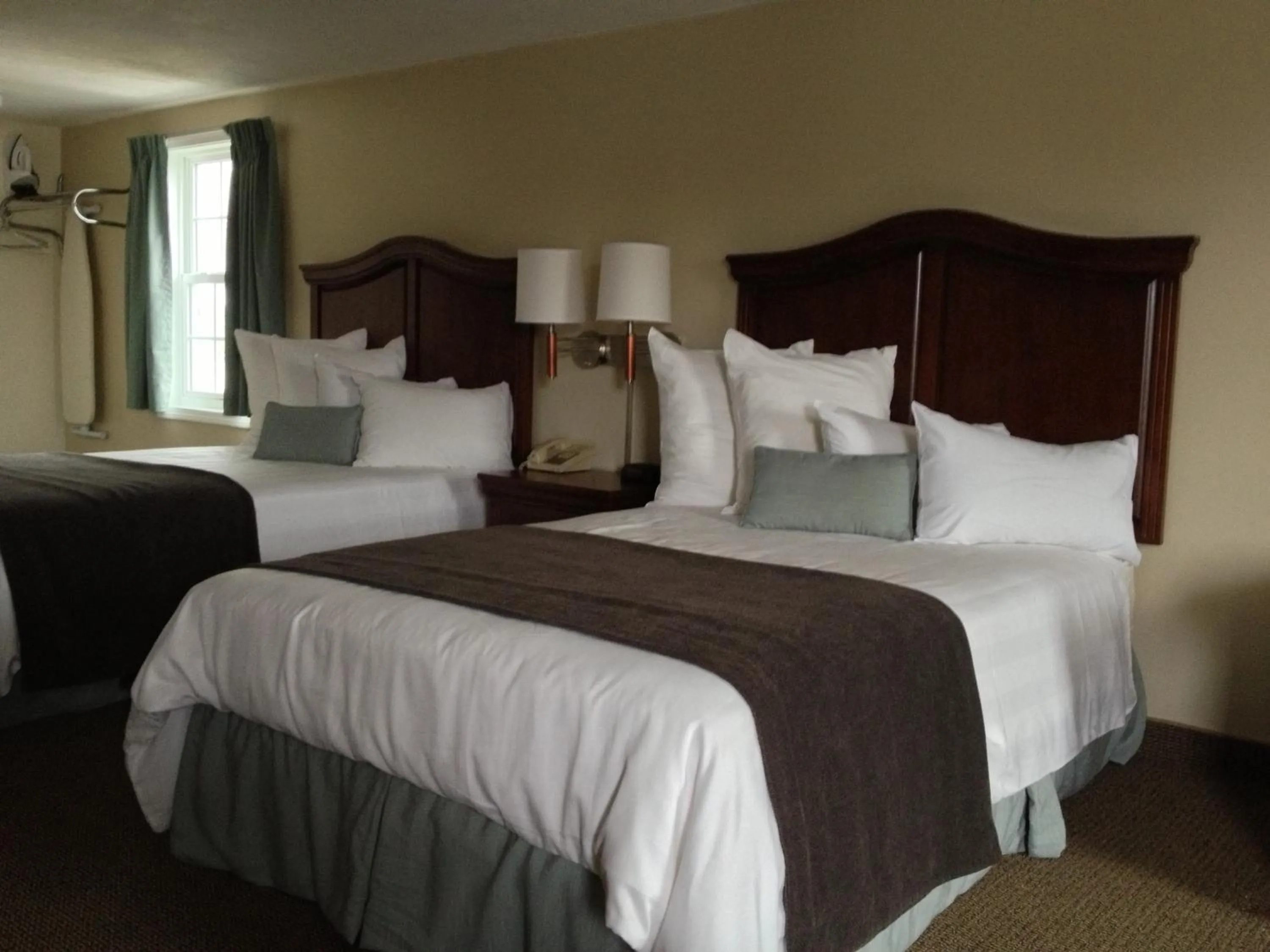 Bed in Holiday Hill Inn & Suites