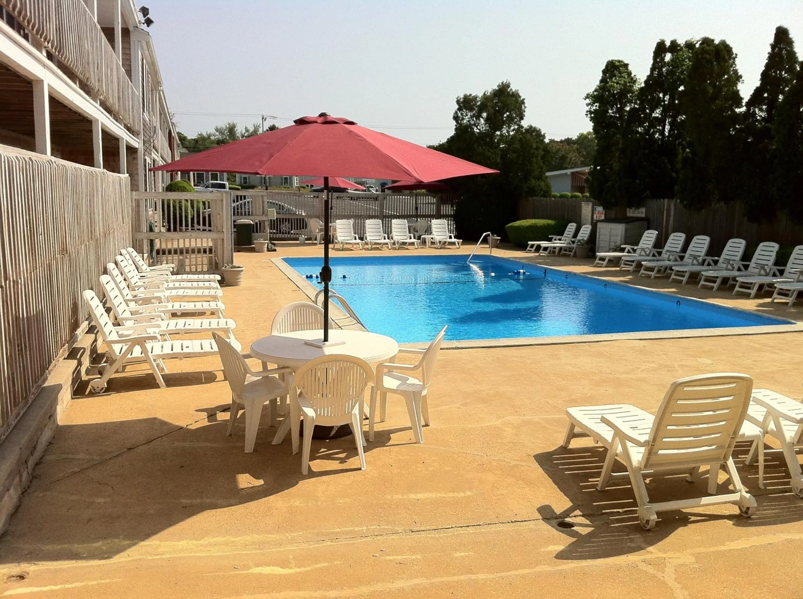 Swimming pool in Holiday Hill Inn & Suites