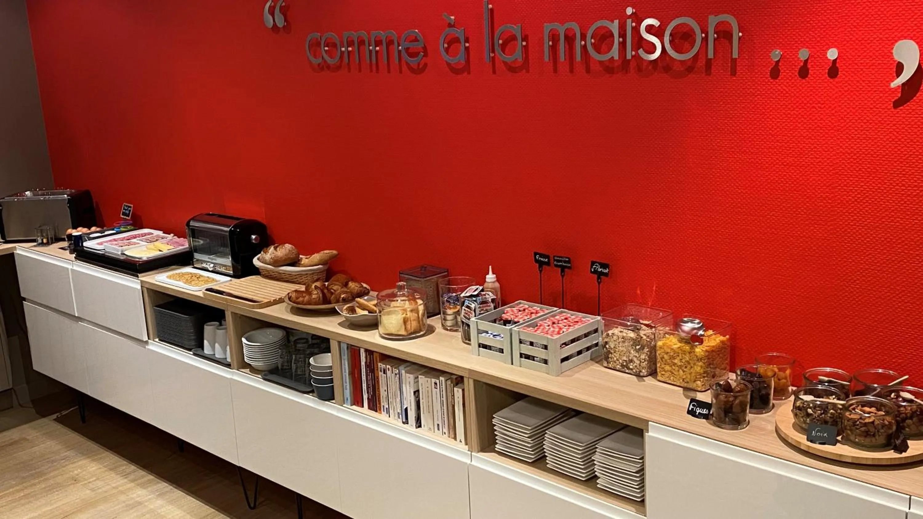 Buffet breakfast in Hôtel et Apparts Marin