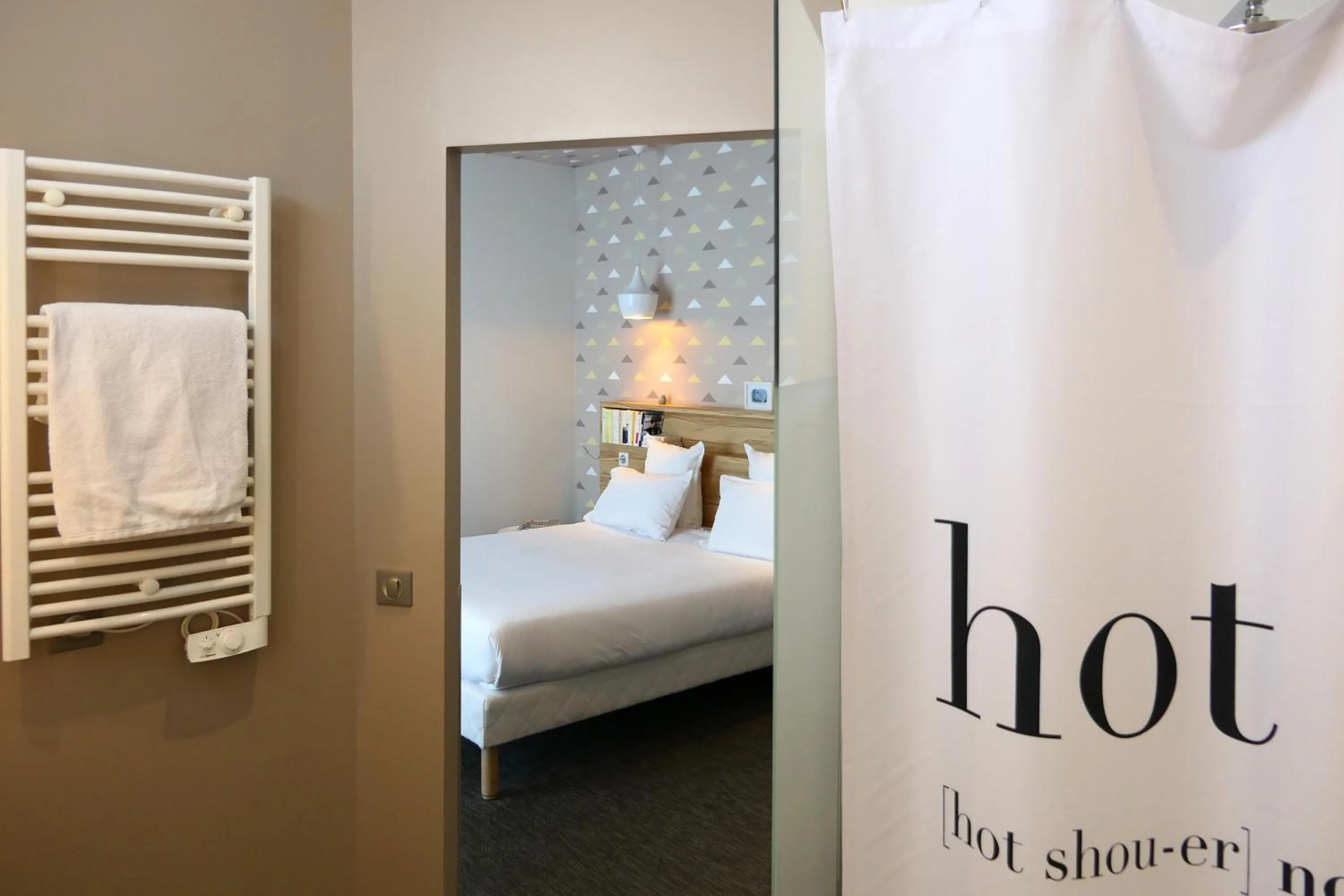 Bathroom, Bed in Hôtel et Apparts Marin