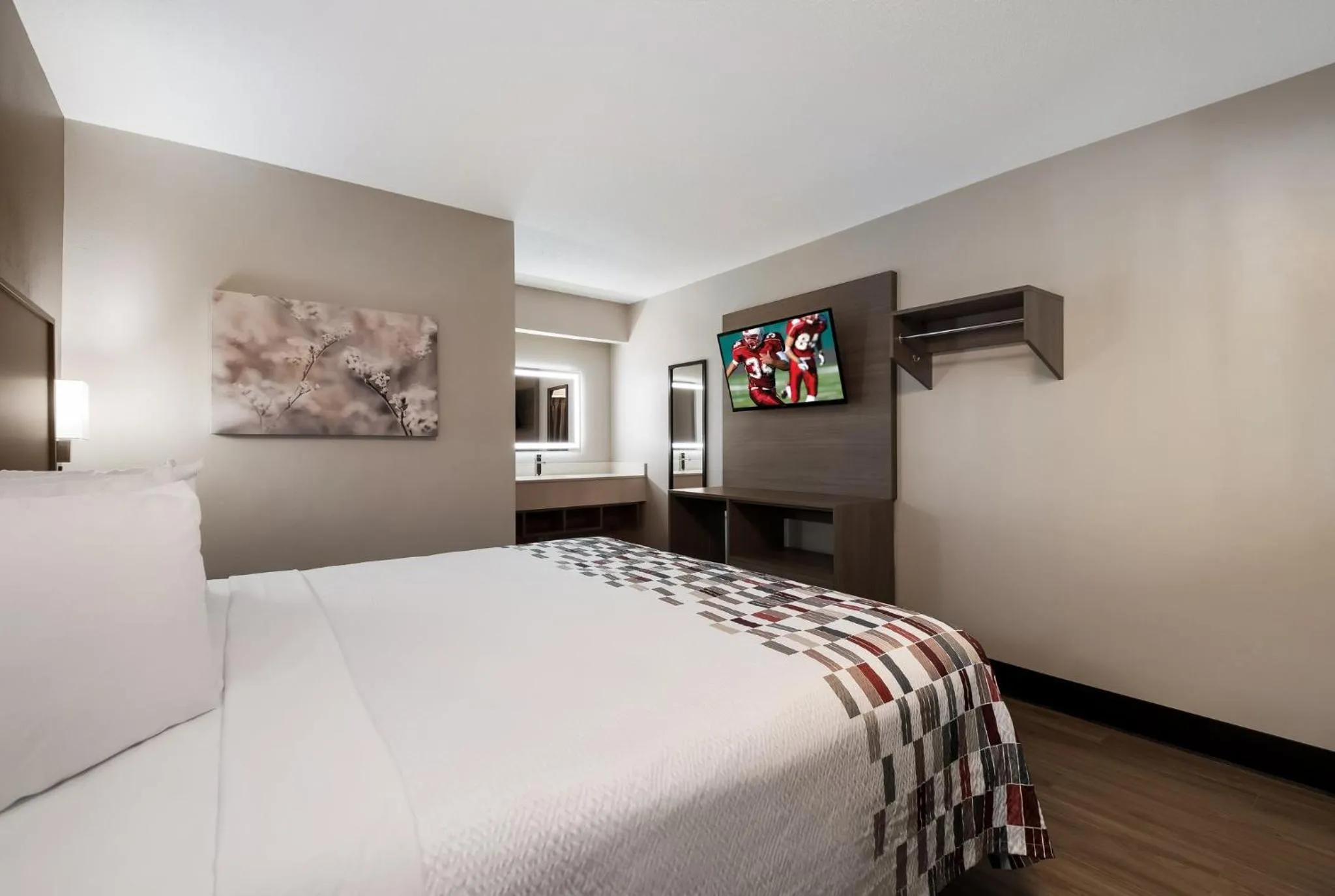 Photo of the whole room, Bed in Red Roof Inn Chattanooga - Hamilton Place