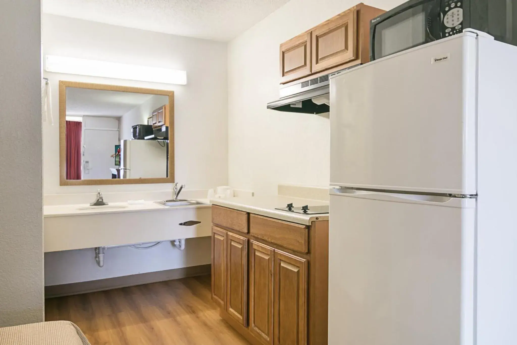 Standard Room with One Queen Bed Kitchenette Disability Access Roll-In Shower Non-Smoking in Red Roof Inn Forsyth Standard Room with One Queen Bed Kitchenette Disability Access Roll-In Shower Non-Smoking in Red Roof Inn Forsyth