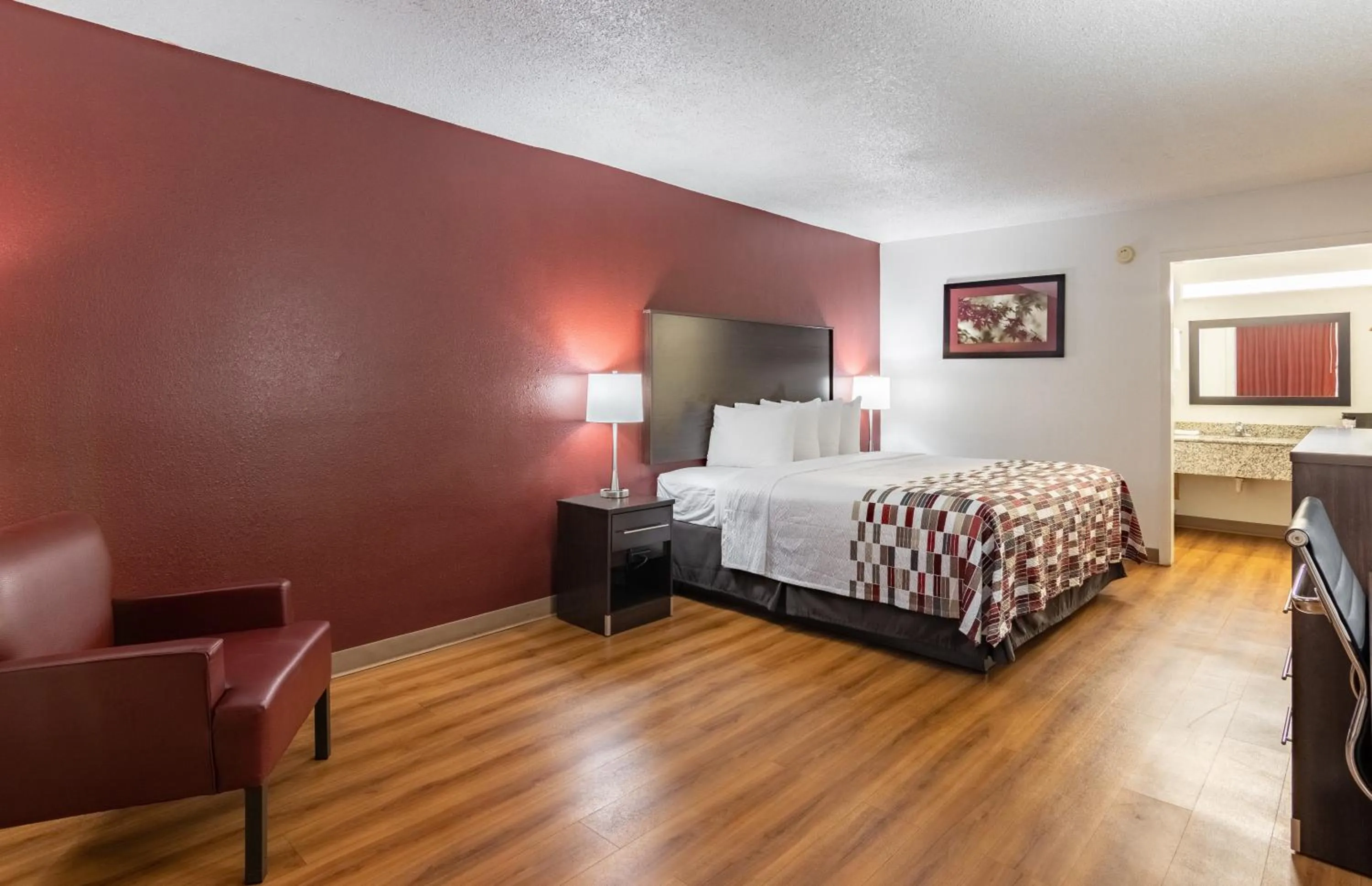 Photo of the whole room, Bed in Red Roof Inn Forsyth