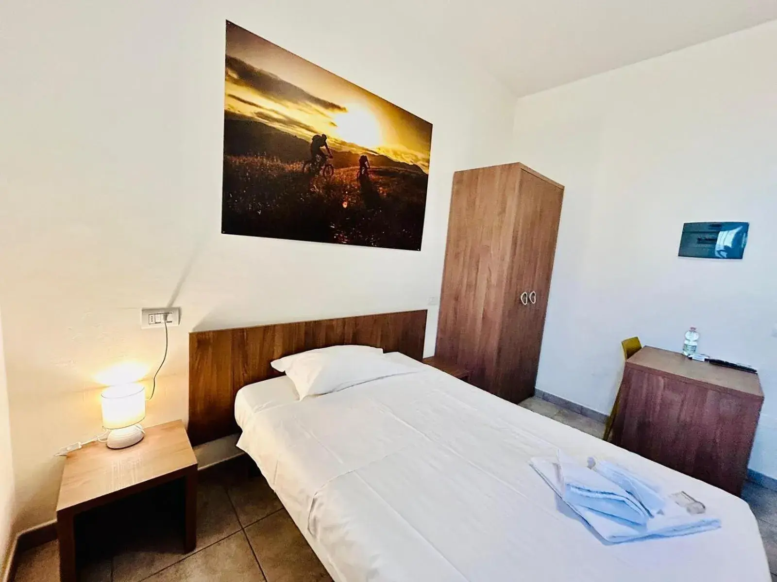 Single Room with Private Bathroom in Hotel Bed & Bike Single Room with Private Bathroom in Hotel Bed & Bike