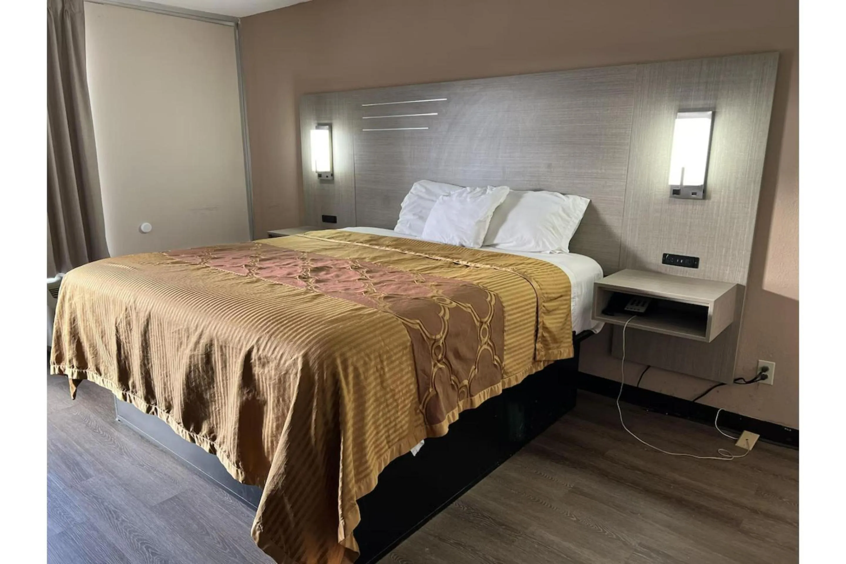 Bedroom in Western Motel By OYO Hattiesburg