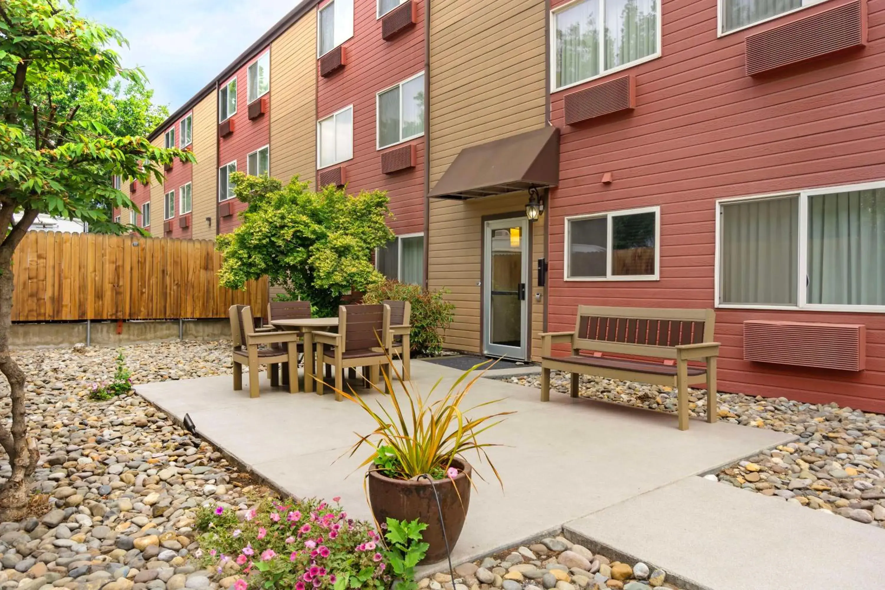 Property building in Best Western Plus Yakima Hotel Property building in Best Western Plus Yakima Hotel