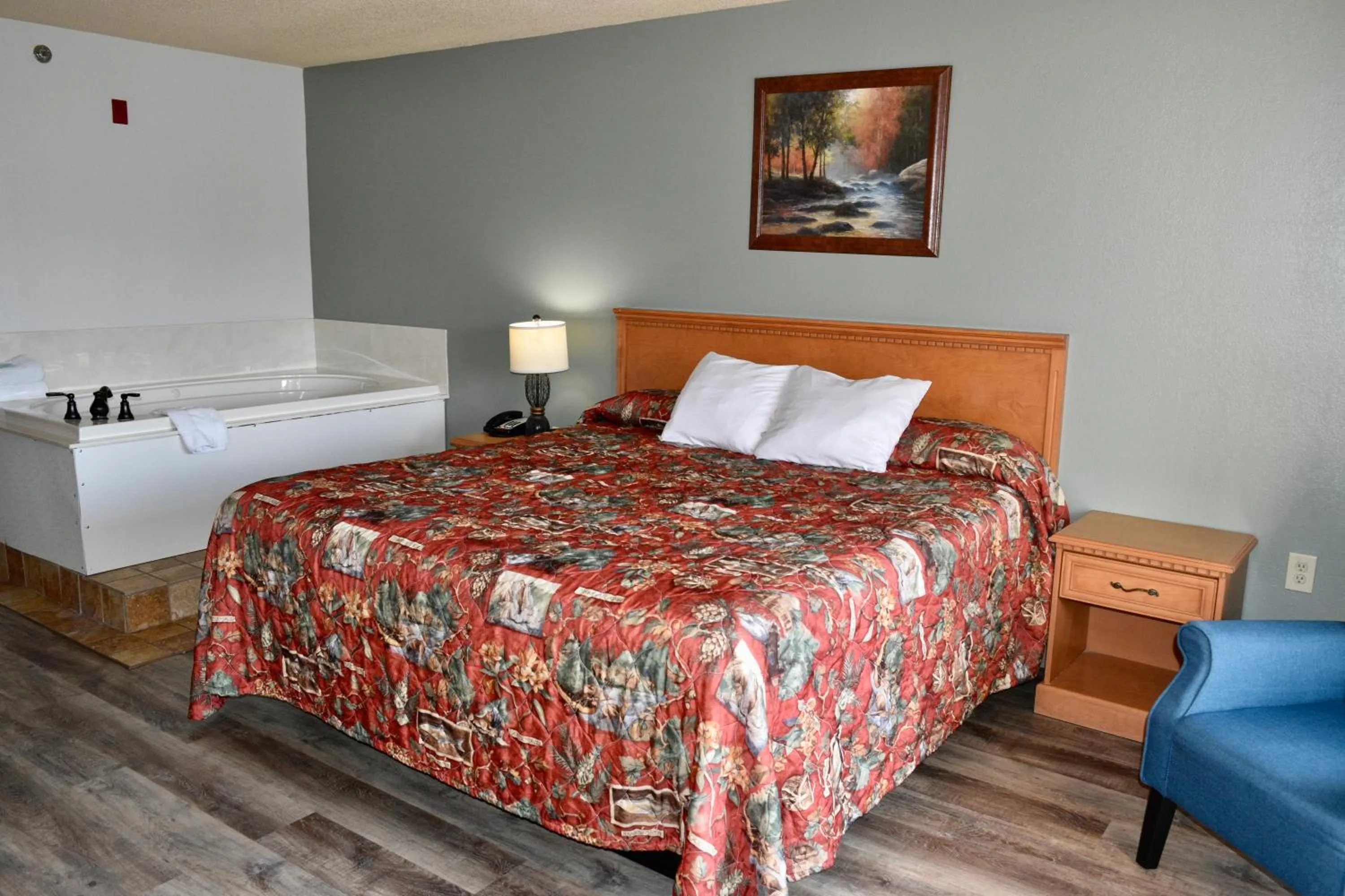 Bedroom, Bed in Grand Smokies Resort Lodge Pigeon Forge