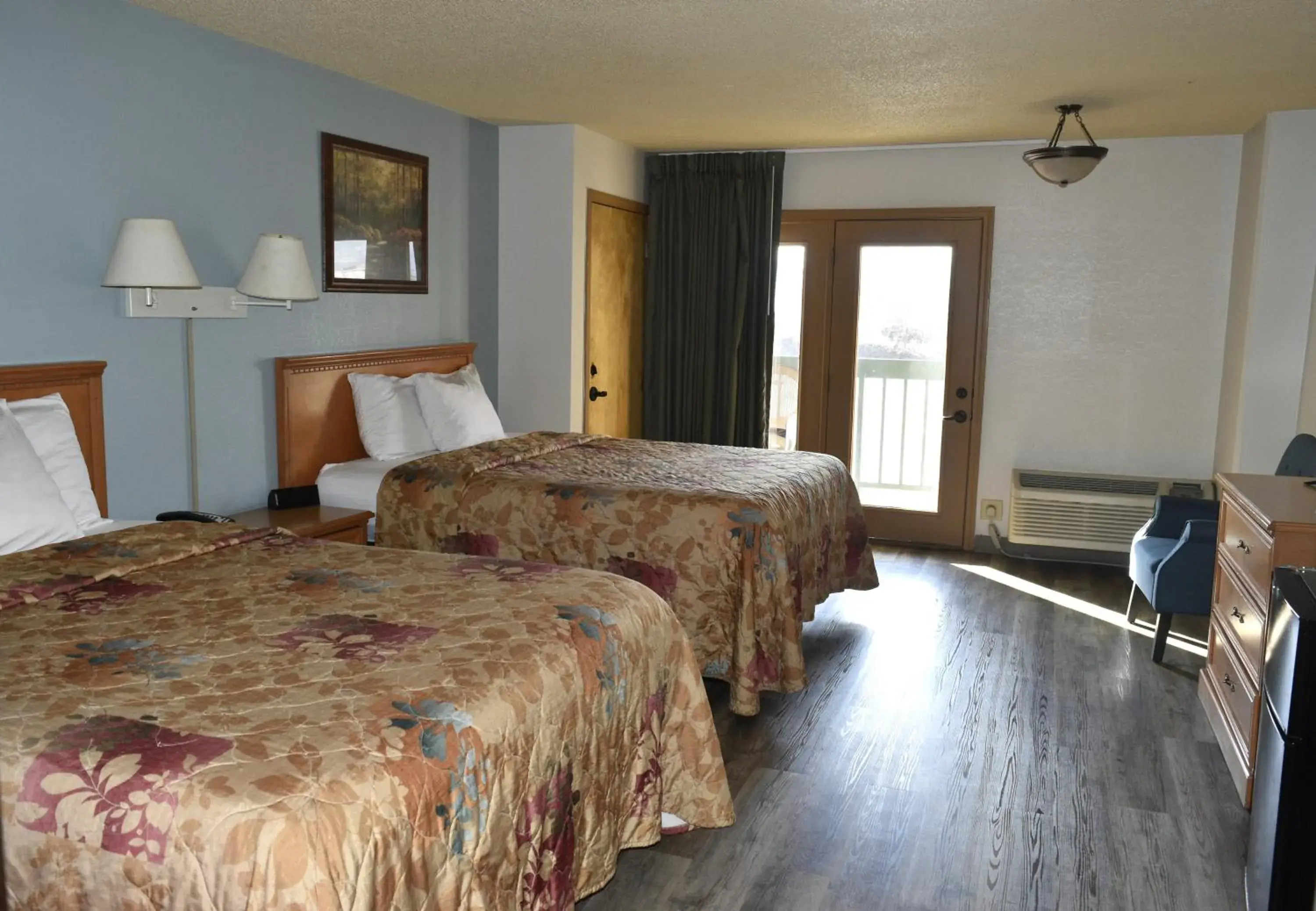 Queen Room with Two Queen Beds in Grand Smokies Resort Lodge Pigeon Forge Queen Room with Two Queen Beds in Grand Smokies Resort Lodge Pigeon Forge