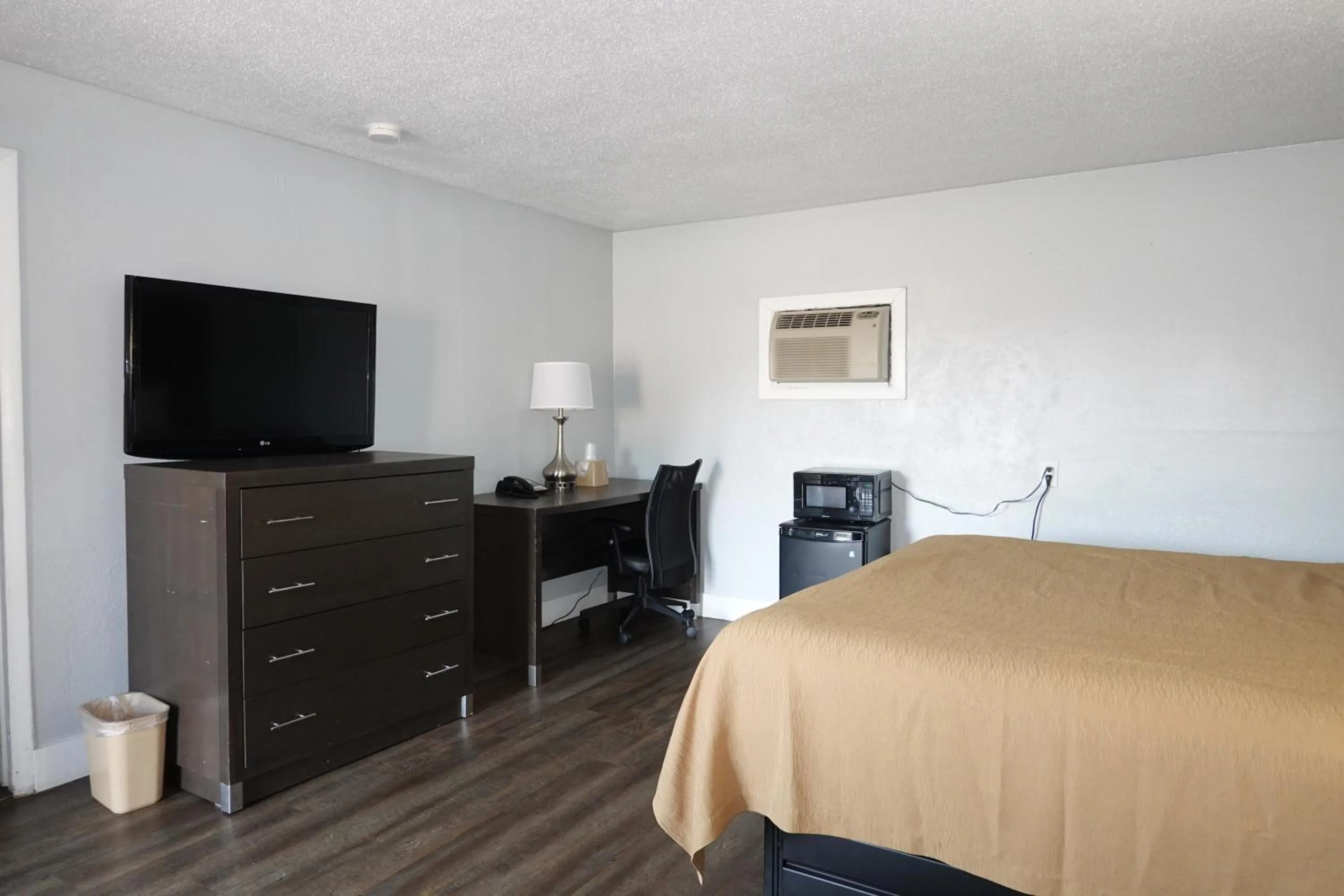 Bed in Cascades Motel - Chattanooga