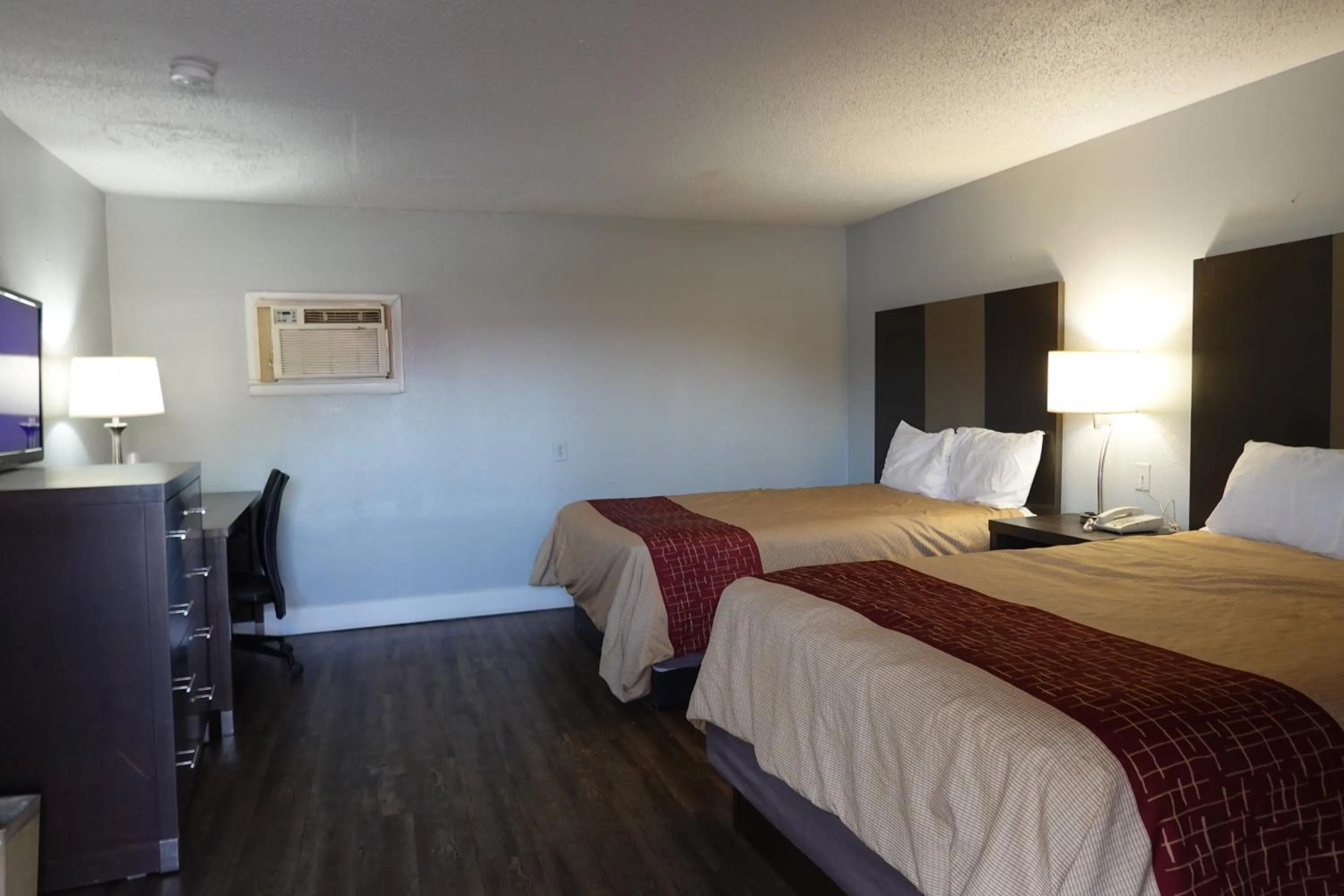 Bed in Cascades Motel - Chattanooga