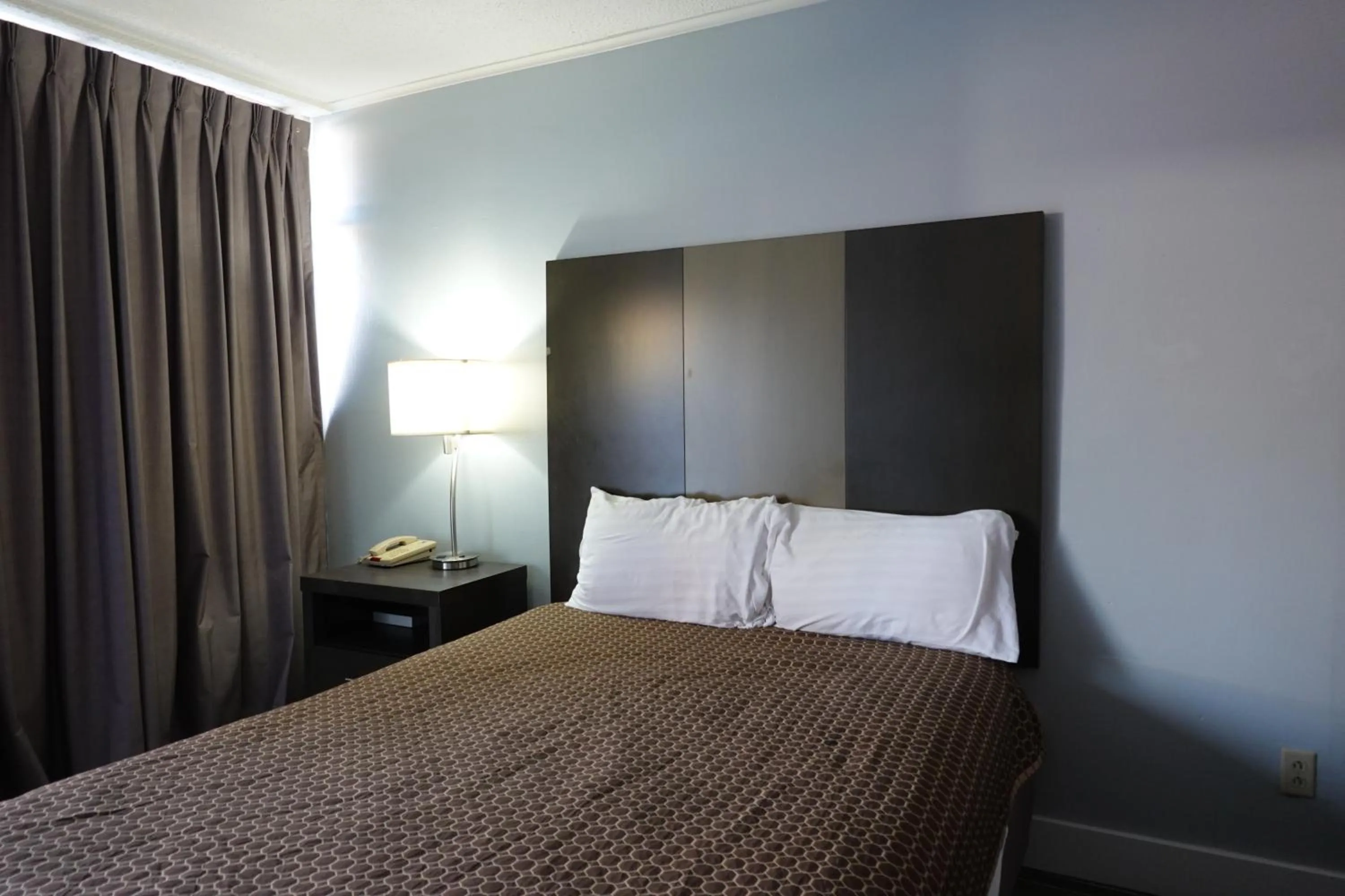 Bed in Cascades Motel - Chattanooga