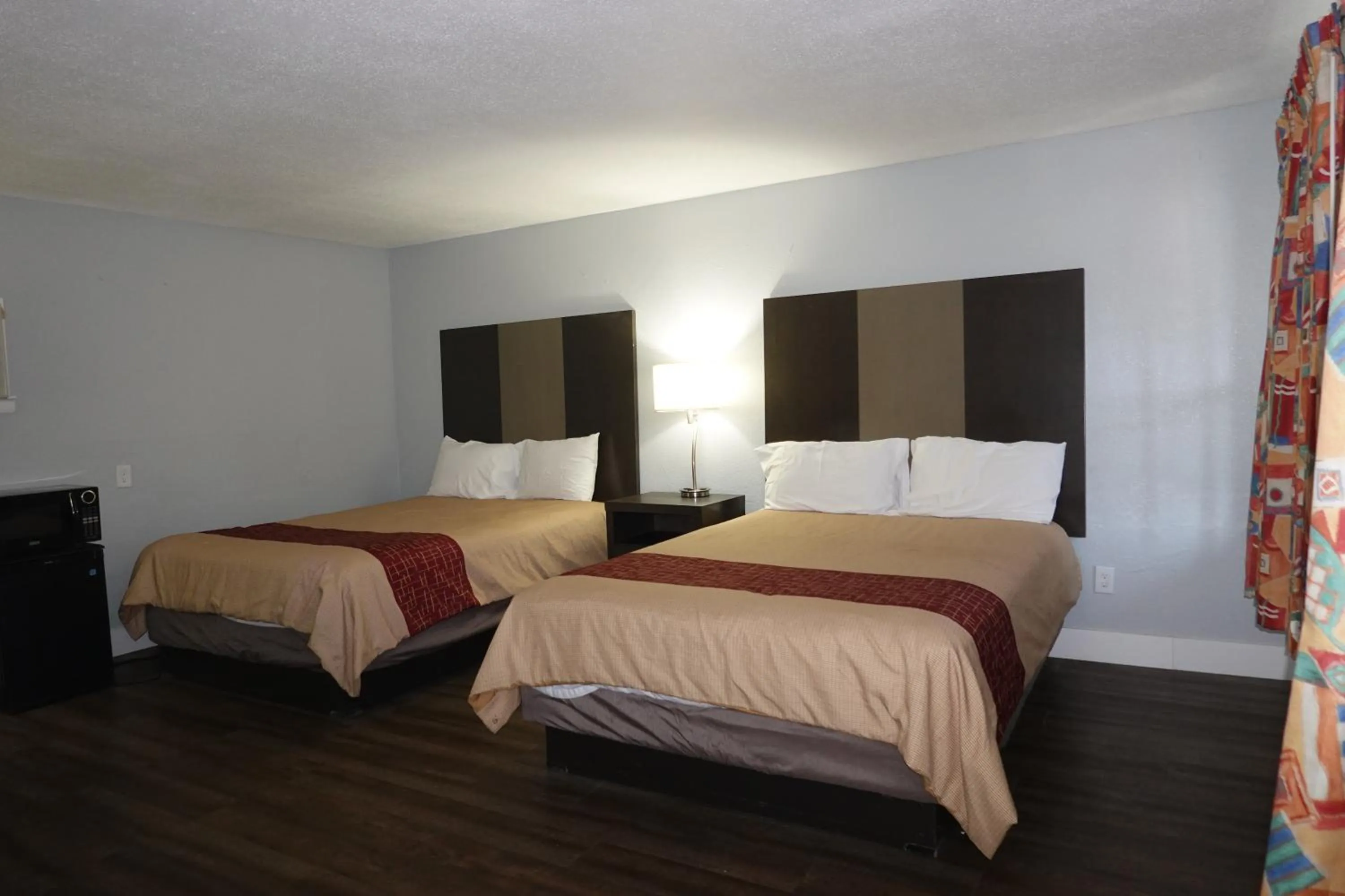 Bed in Cascades Motel - Chattanooga