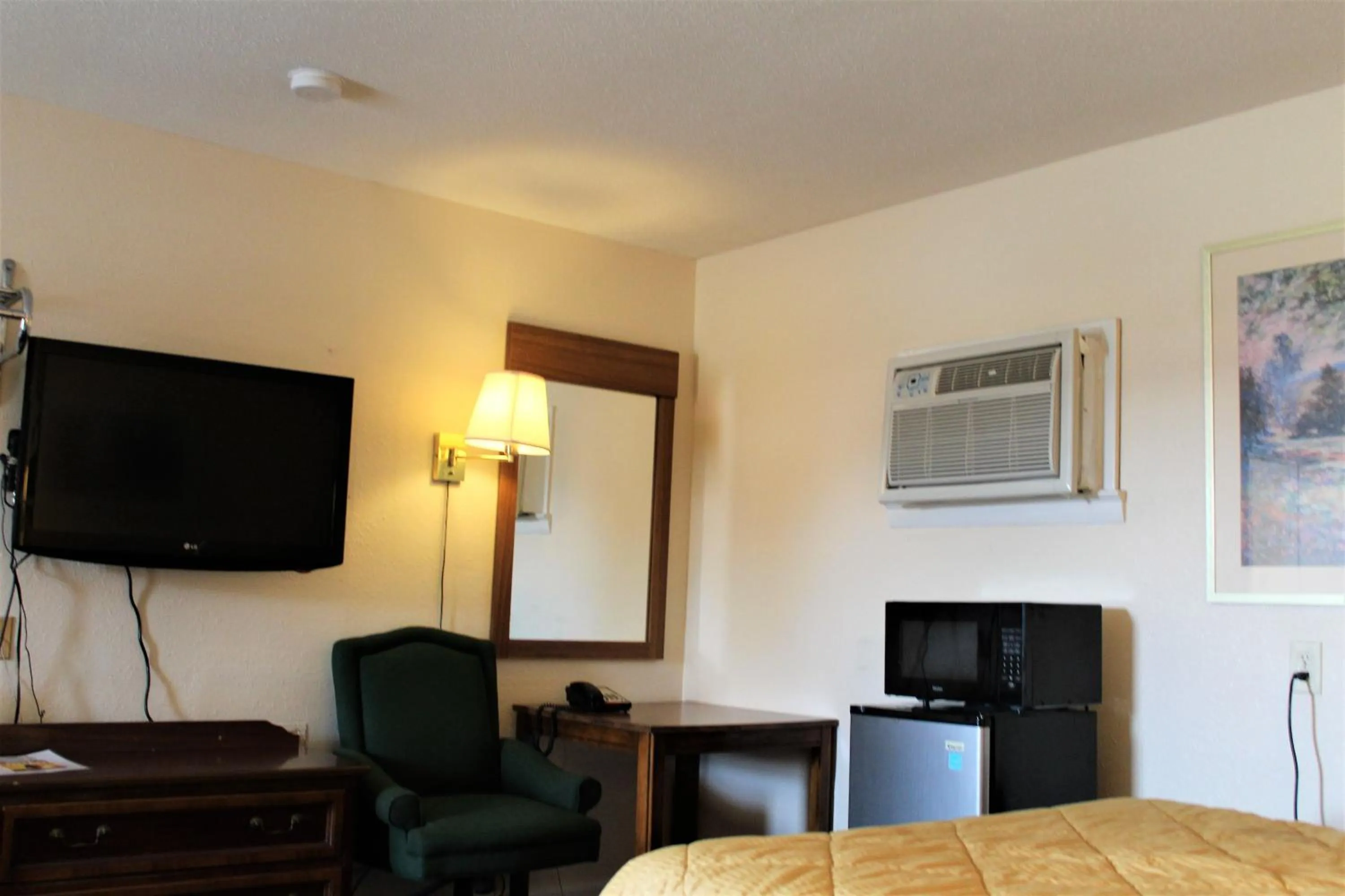 TV and multimedia in Cascades Motel - Chattanooga