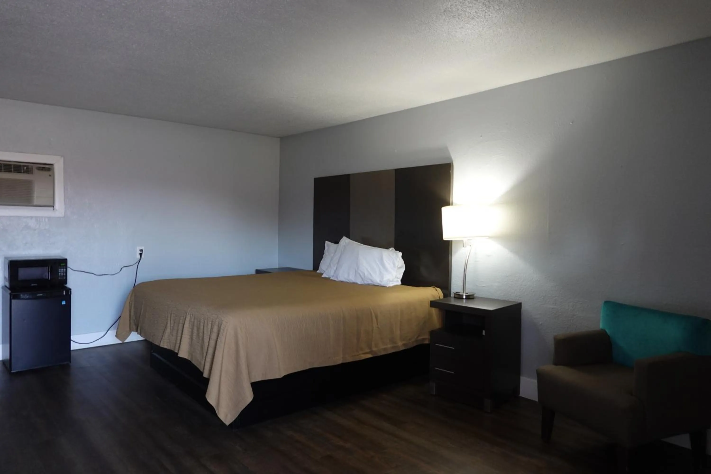 Bed in Cascades Motel - Chattanooga