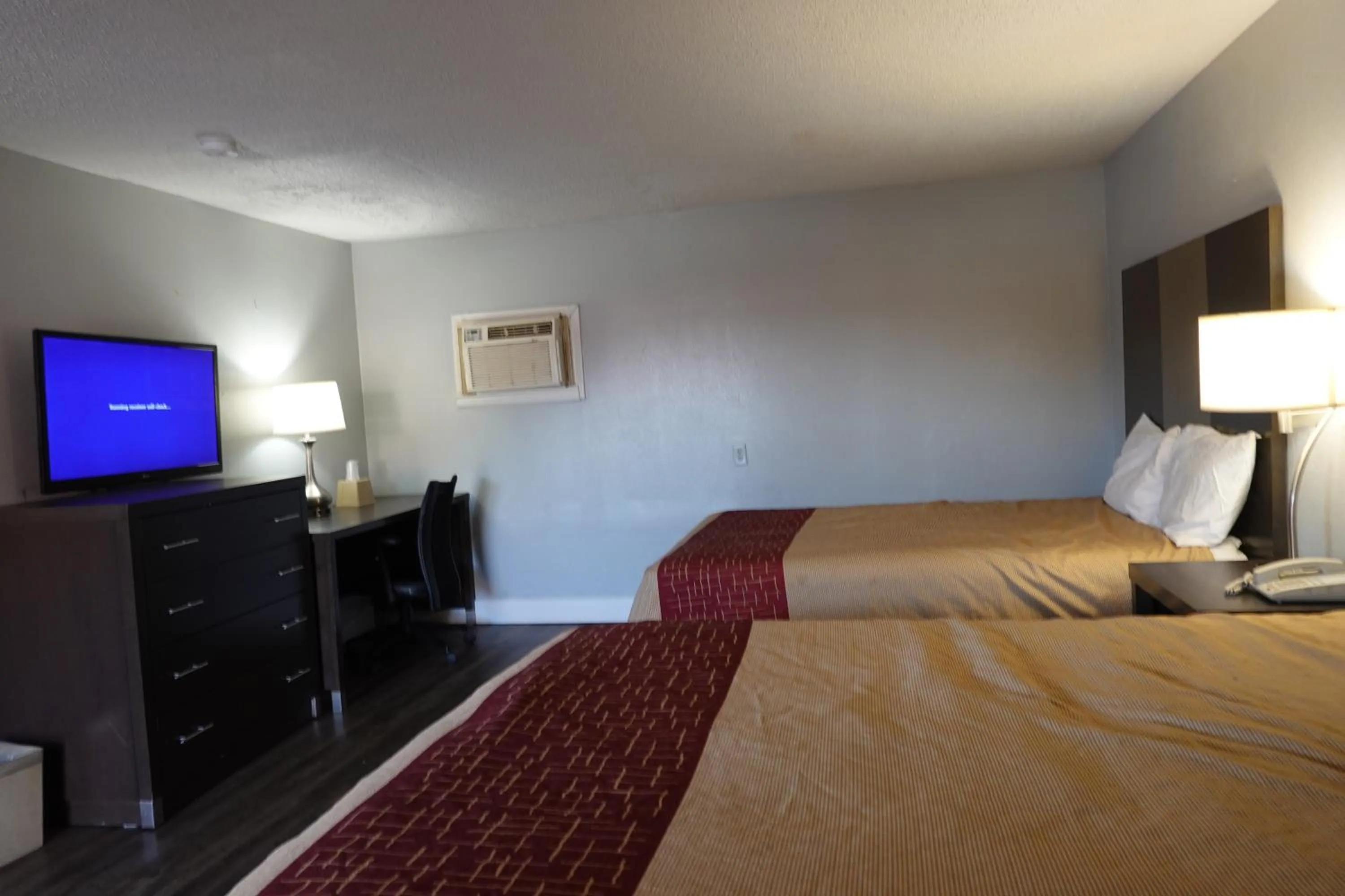 Bed in Cascades Motel - Chattanooga