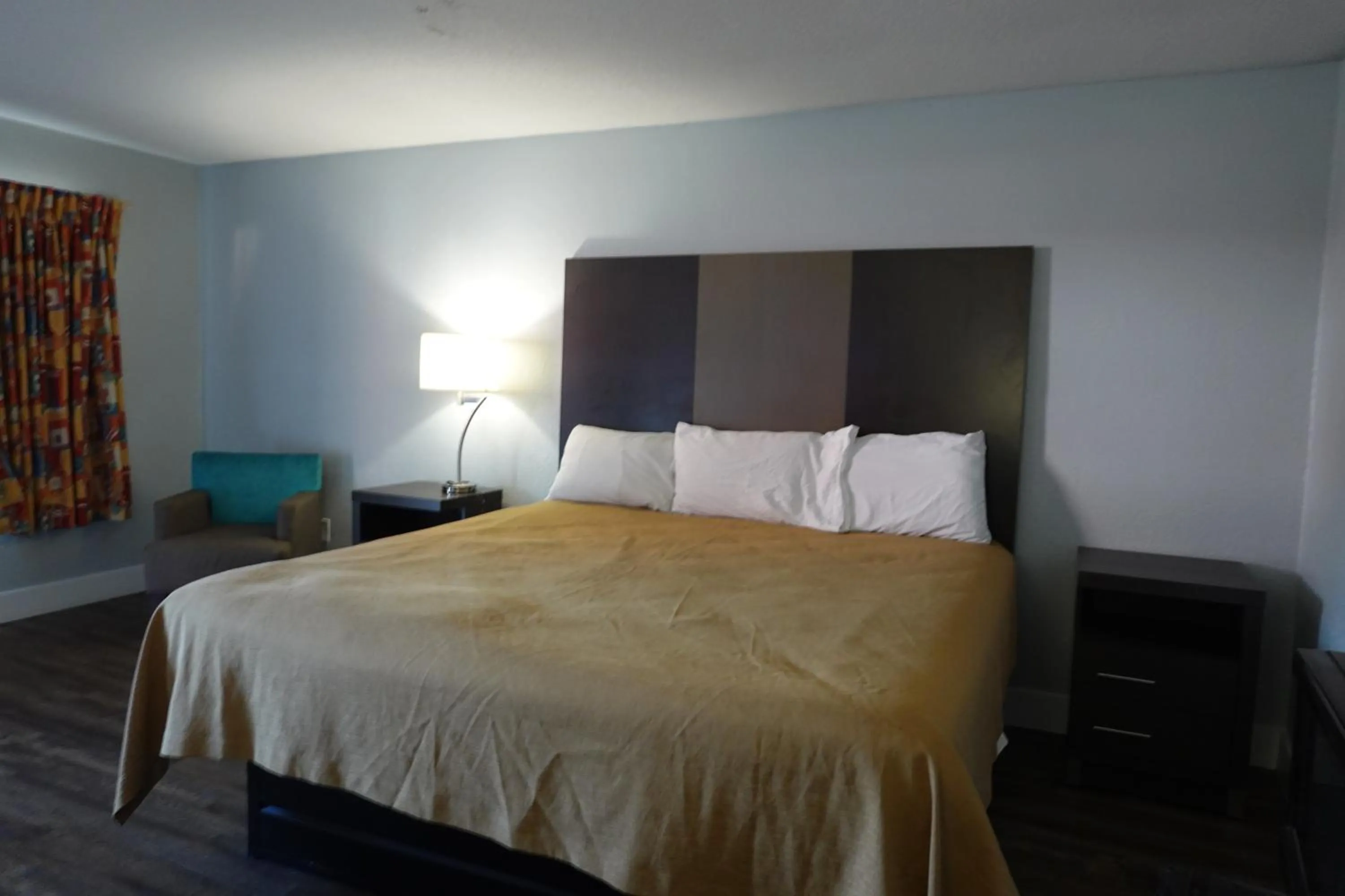 Bed in Cascades Motel - Chattanooga