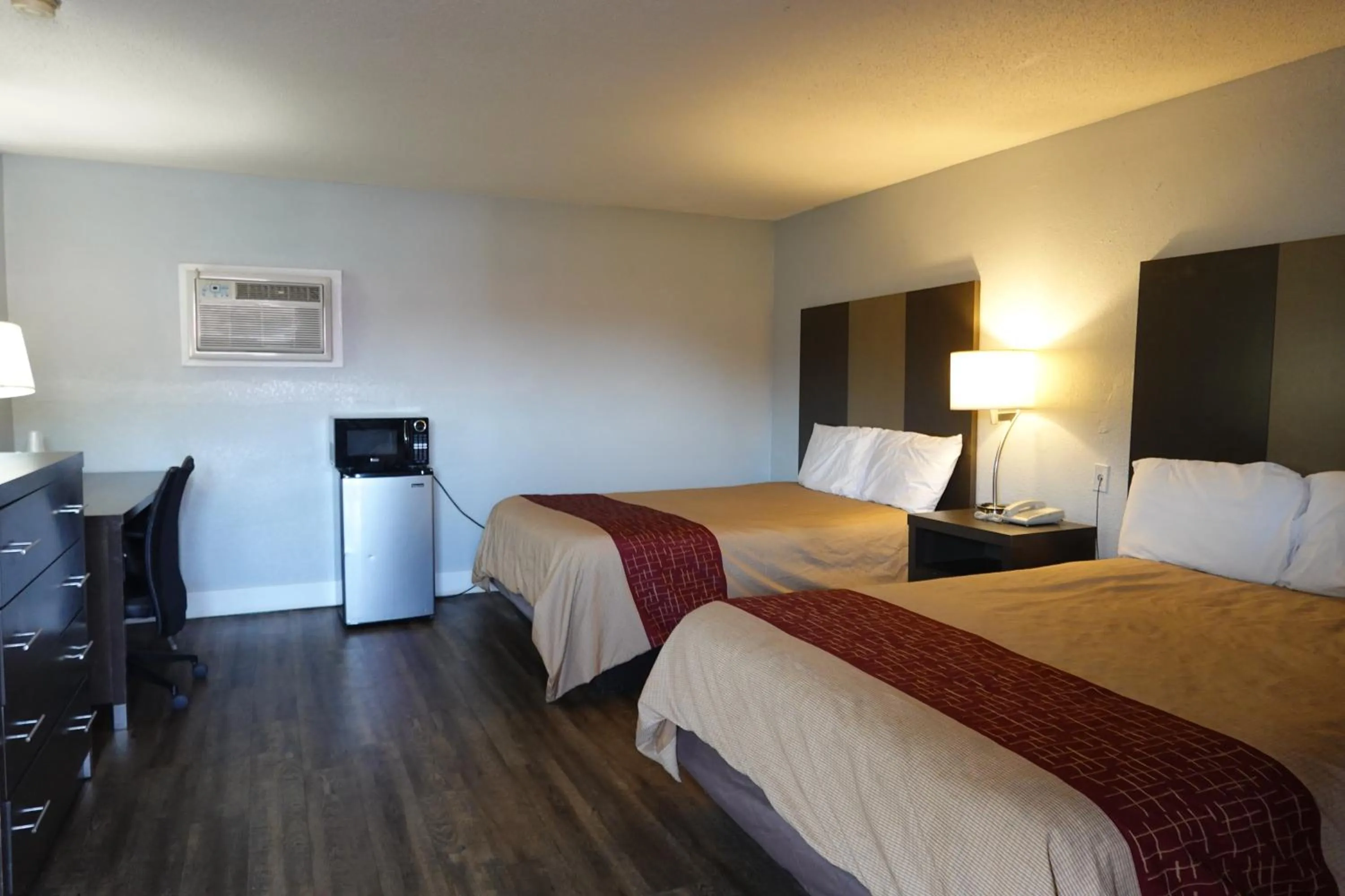 Bed in Cascades Motel - Chattanooga