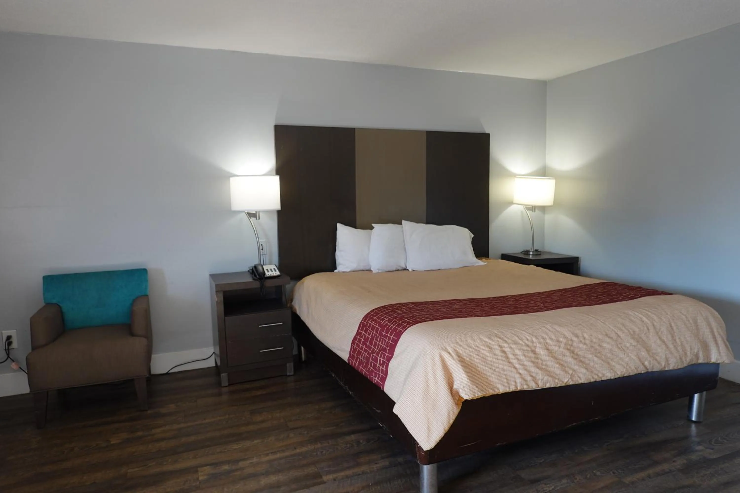 Bed in Cascades Motel - Chattanooga