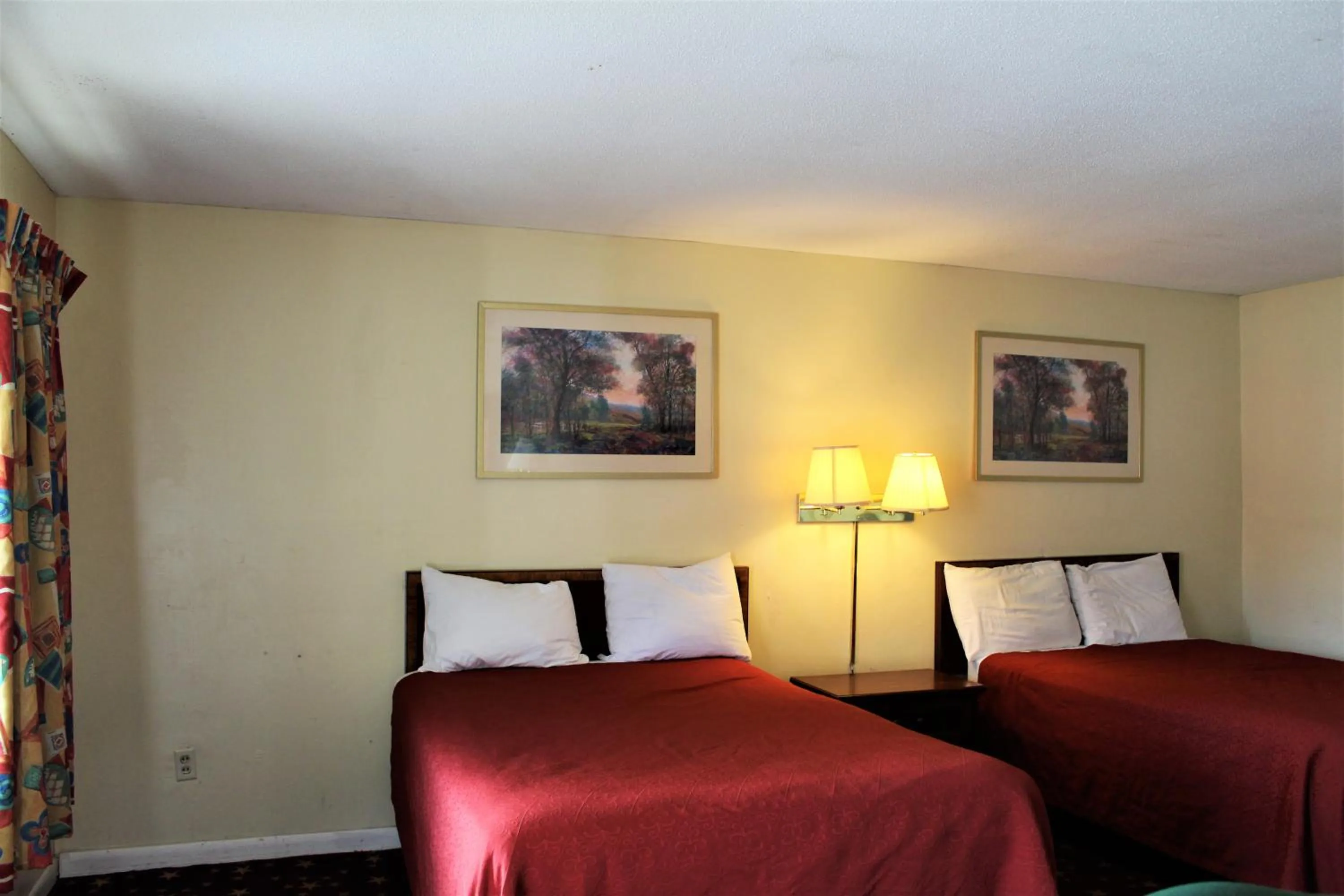 Photo of the whole room in Cascades Motel - Chattanooga